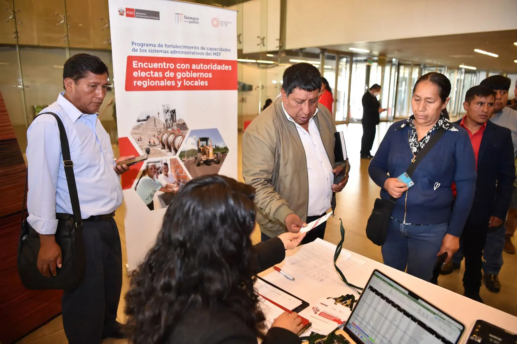 Ministro de Economía y Finanzas, Kurt Burneo y el titular de PCM, Aníbal Torres, inauguraron el Encuentro con autoridades electas de gobiernos regionales y locales, donde recibirán capacitación acerca de los sistemas administrativos del MEF

Foto: ANDINA/MEF