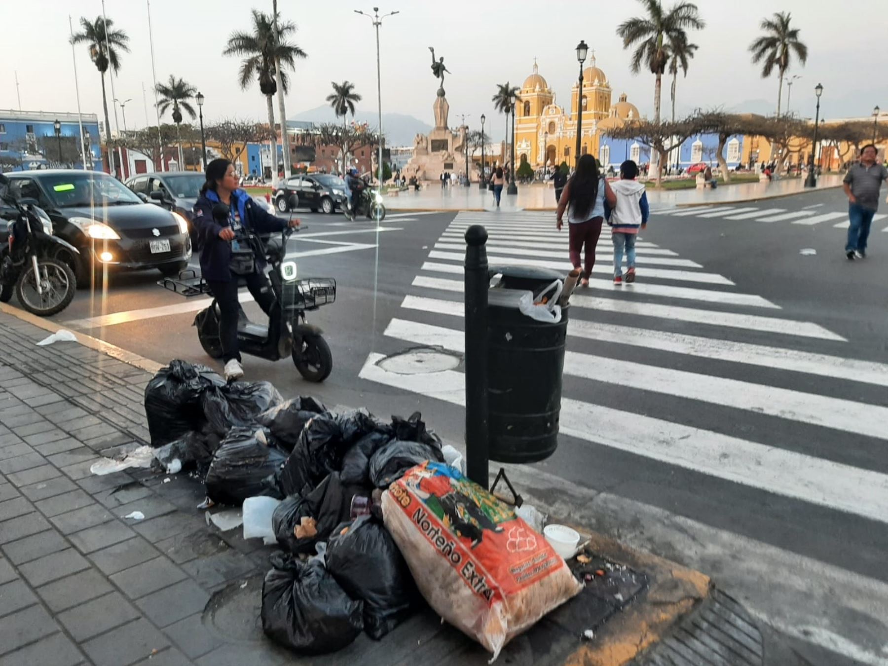 Las calles del centro histórico de Trujillo acumulan más de 1,000 toneladas de basura sin ser recogidas a consecuencia del paro de trabajadores del servicio de limpieza municipal. Foto: Luis Puell