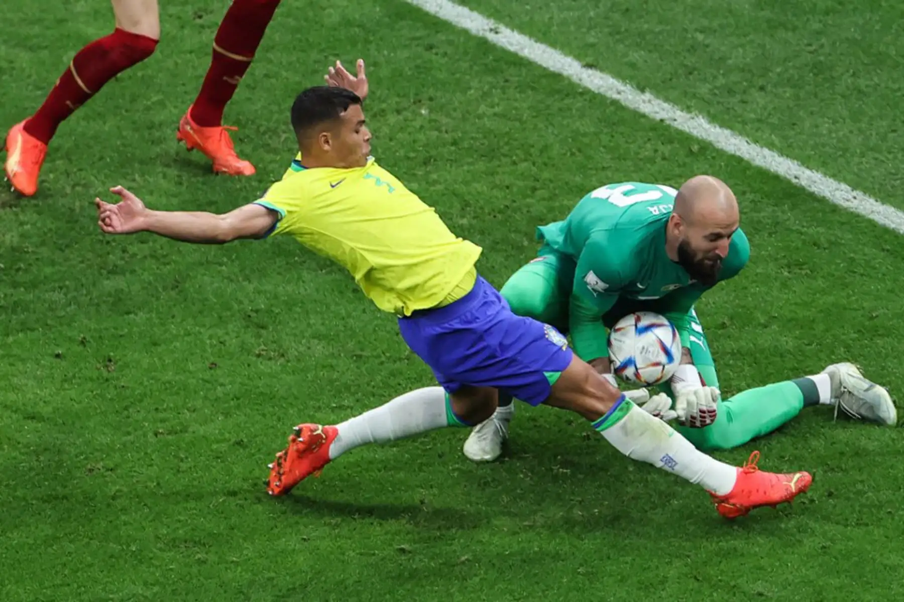 El portero serbio Vanja Milinkovic-Savic atrapa el balón junto al defensor brasileño Thiago Silva durante el partido de fútbol del Grupo G de la Copa Mundial Qatar 2022 entre Brasil y Serbia en el Estadio Lusail en Lusail, al norte de Doha

Foto: AFP