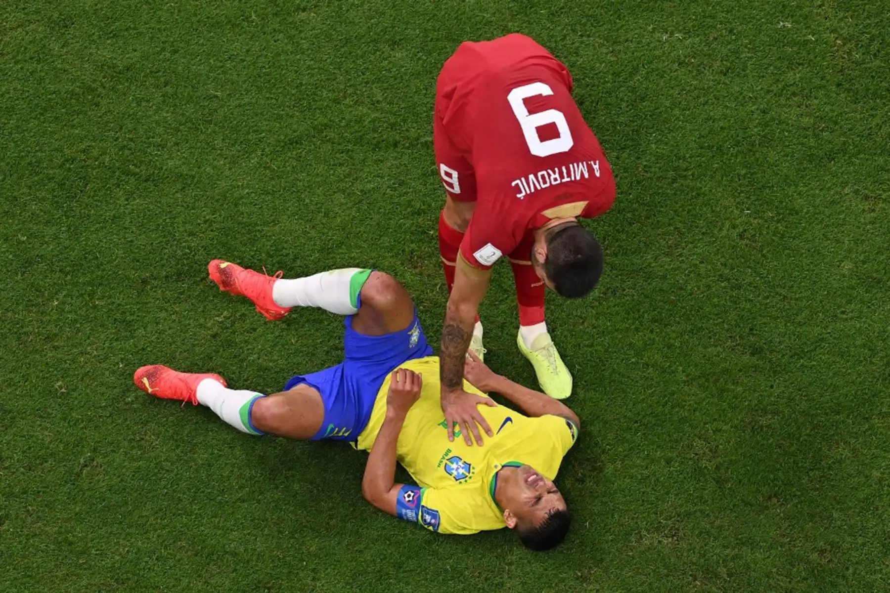 El delantero serbio Aleksandar Mitrovic revisa al defensor brasileño Thiago Silva durante el partido de fútbol del Grupo G de la Copa Mundial Qatar 2022 entre Brasil y Serbia en el estadio Lusail en Lusail, al norte de Doha

Foto: AFP