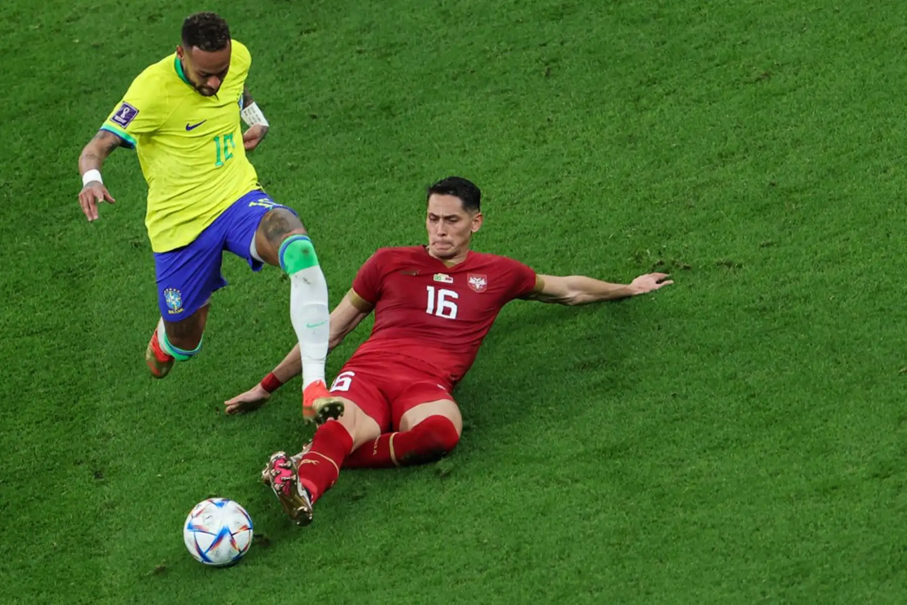 El delantero brasileño Neymar es desafiado por el mediocampista serbio Sasa Lukic durante el partido de fútbol del Grupo G de la Copa Mundial Qatar 2022 entre Brasil y Serbia en el Estadio Lusail en Lusail, al norte de Doha

Foto: AFP