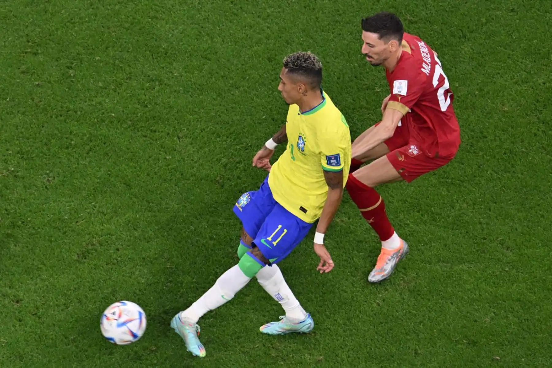 El delantero brasileño Raphinha es desafiado por el defensor serbio Filip Mladenovic durante el partido de fútbol del Grupo G de la Copa Mundial de Qatar 2022 entre Brasil y Serbia en el Estadio Lusail en Lusail, al norte de Doha

Foto:AFP