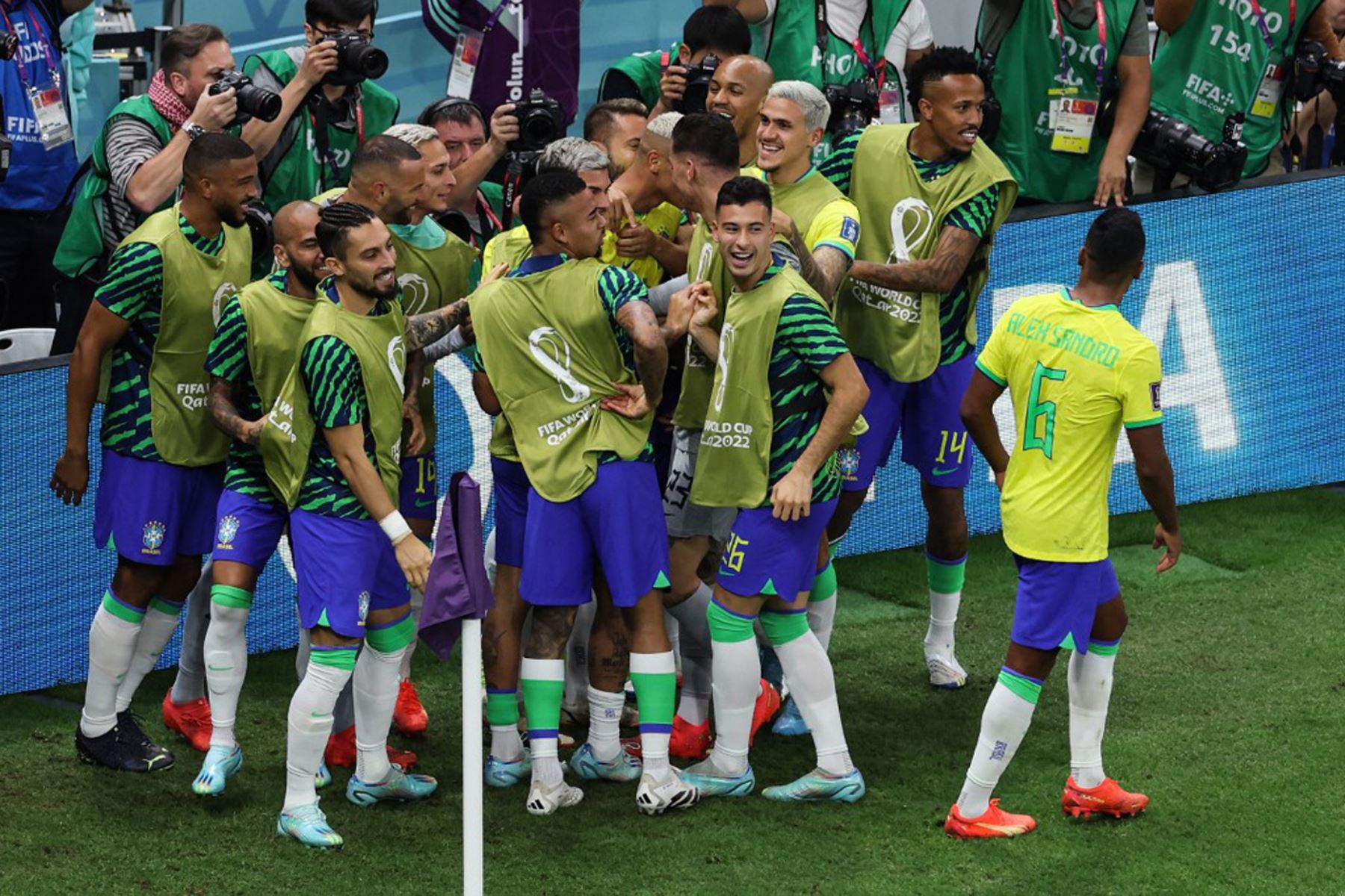 El delantero brasileño Richarlison (C, cubierto) celebra con sus compañeros de equipo después de anotar el segundo gol de su equipo durante el partido de fútbol del Grupo G de la Copa Mundial Catar 2022 entre Brasil y Serbia en el Estadio Lusail en Lusail, al norte de Doha

Foto:AFP