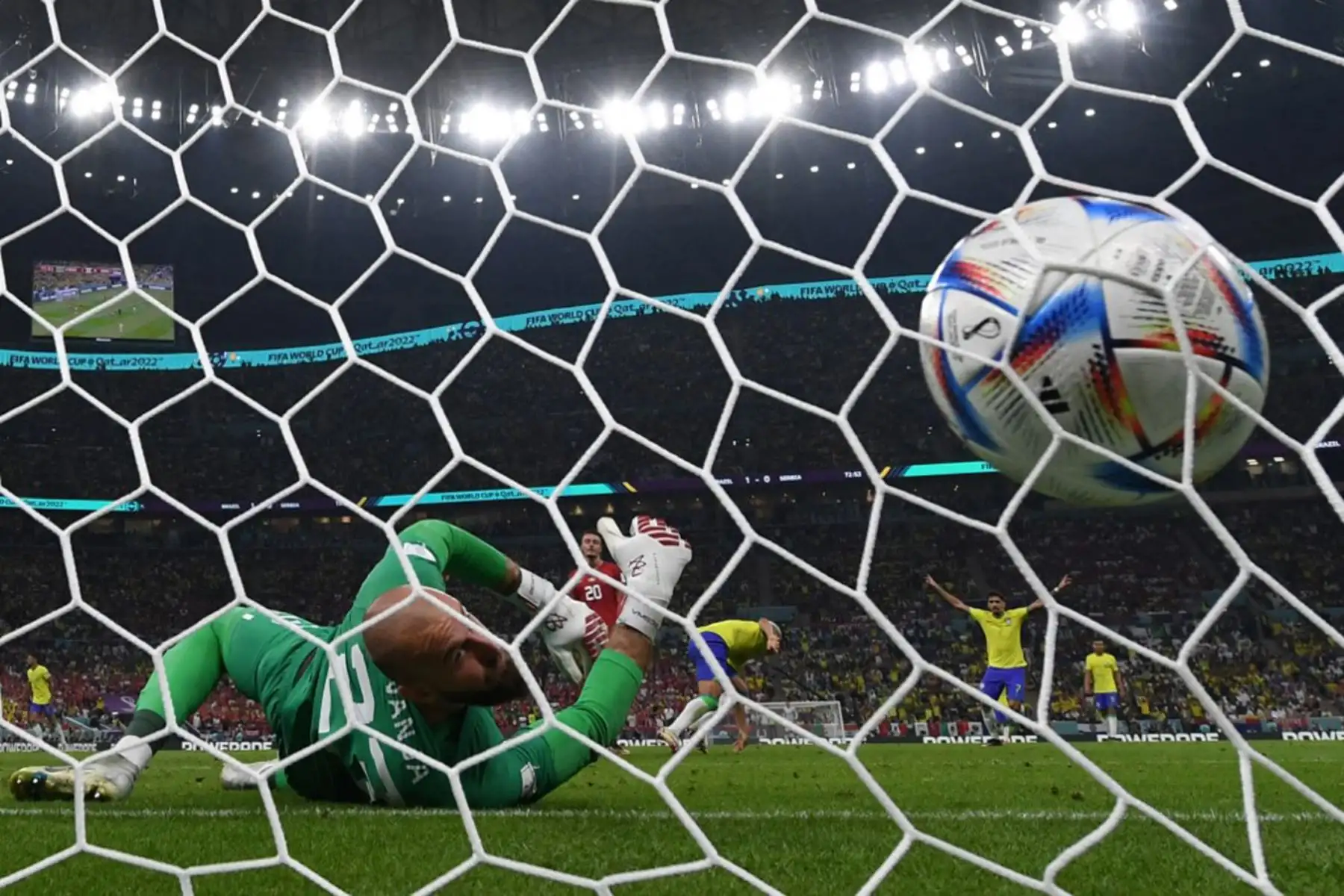 El Portero de Serbia Vanja Milinkovic-Savic mira el balón después derecibir un segundo gol durante el partido de fútbol del Grupo G de la Copa Mundial Qatar 2022 entre Brasil y Serbia en el Estadio Lusail en Lusail, al norte de Doha

Foto:AFP