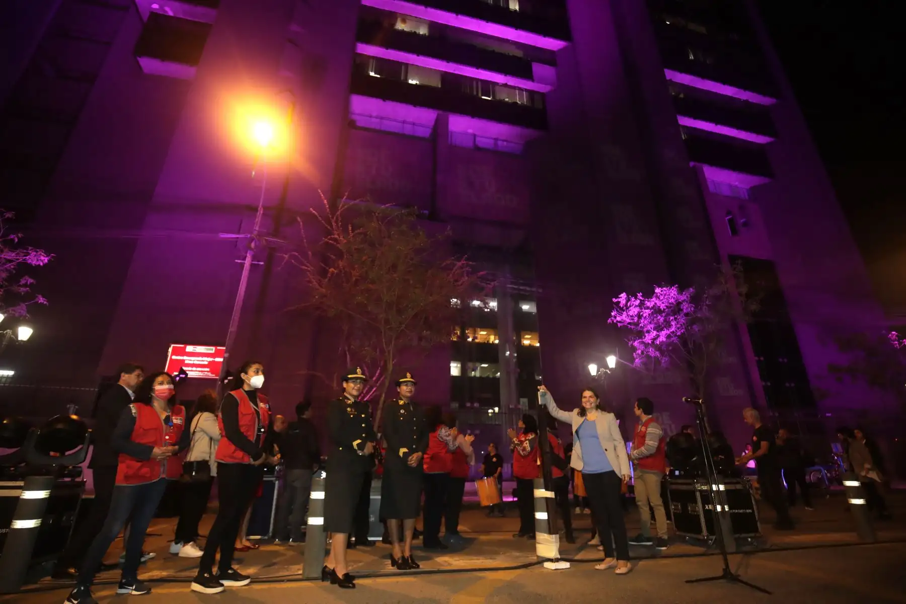 El ministerio de la Mujer y otras instituciones se iluminaron de morado por el "Día Internacional de la Eliminación de la Violencia contra las Mujeres". Dicho evento contó con la participación de la ministra del sector, Claudia Dávila.

Foto: ANDINA/Juan Carlos Guzmán Negrini
