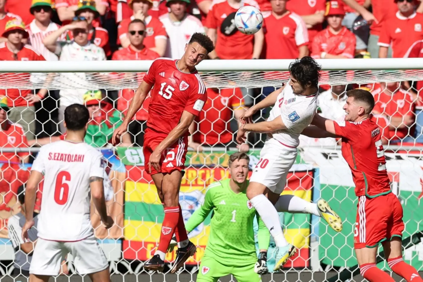 El defensor de Gales, Ethan Ampadu y el delantero iraní  Sardar Azmoun luchan por el balón durante el partido de fútbol del Grupo B de la Copa Mundial Catar 2022. Foto: AFP