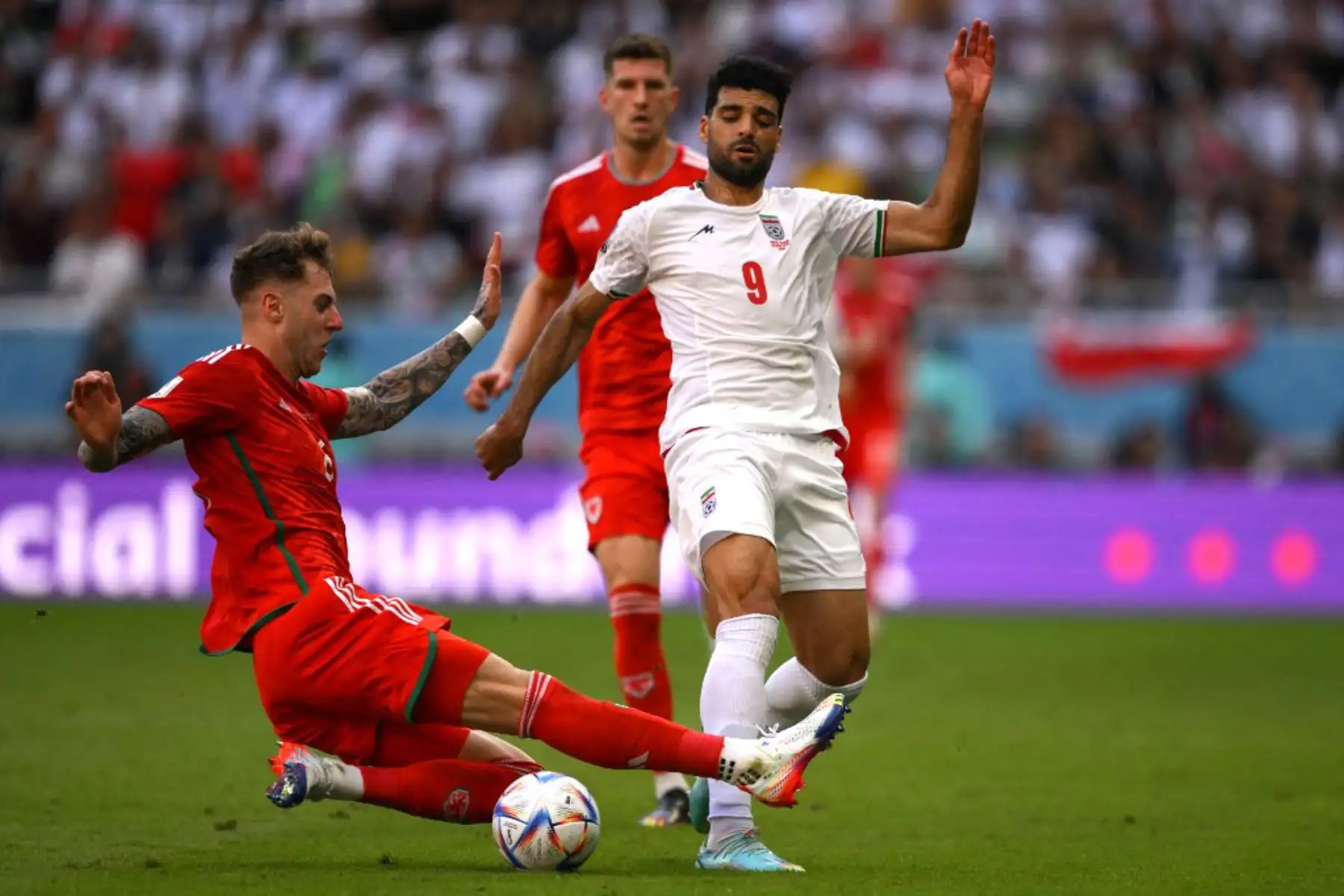 El defensor de Gales Joe Rodon lucha por el balón con el delantero de Irán #09 Mehdi Taremi durante el partido de fútbol del Grupo B de la Copa Mundial Catar. Foto: AFP