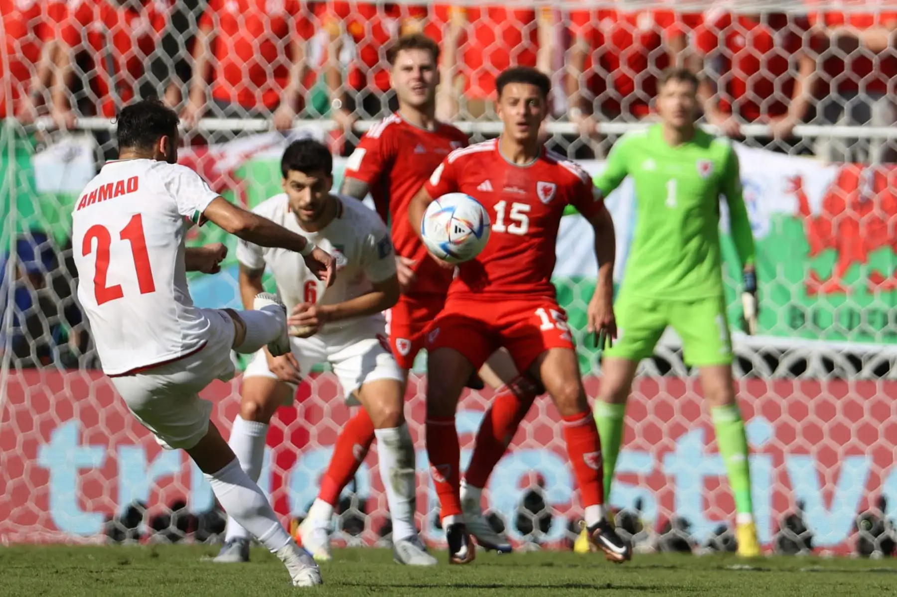 Ahmad Noorollahi de Irán realiza un tiro a puerta durante el partido de fútbol del grupo B de la Copa Mundial de la FIFA 2022 entre Gales e Irán en el estadio Ahmad bin Ali en Doha, Catar. Foto: EFE