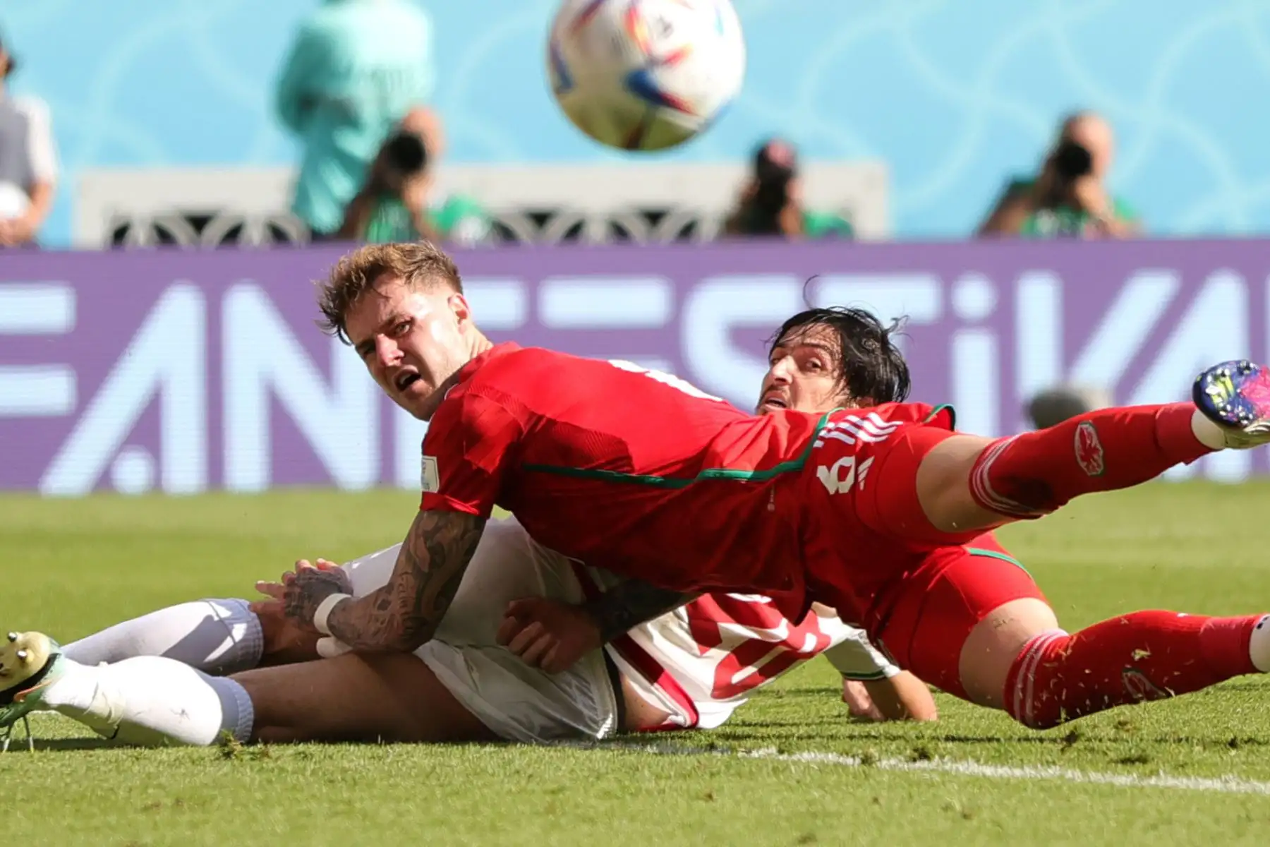Sardar Azmoun de Irán en acción contra Joe Rodon de Gales durante el partido de fútbol del grupo B de la Copa Mundial de la FIFA 2022 entre Gales e Irán en el estadio Ahmad bin Ali en Doha, Catar. Foto: EFE