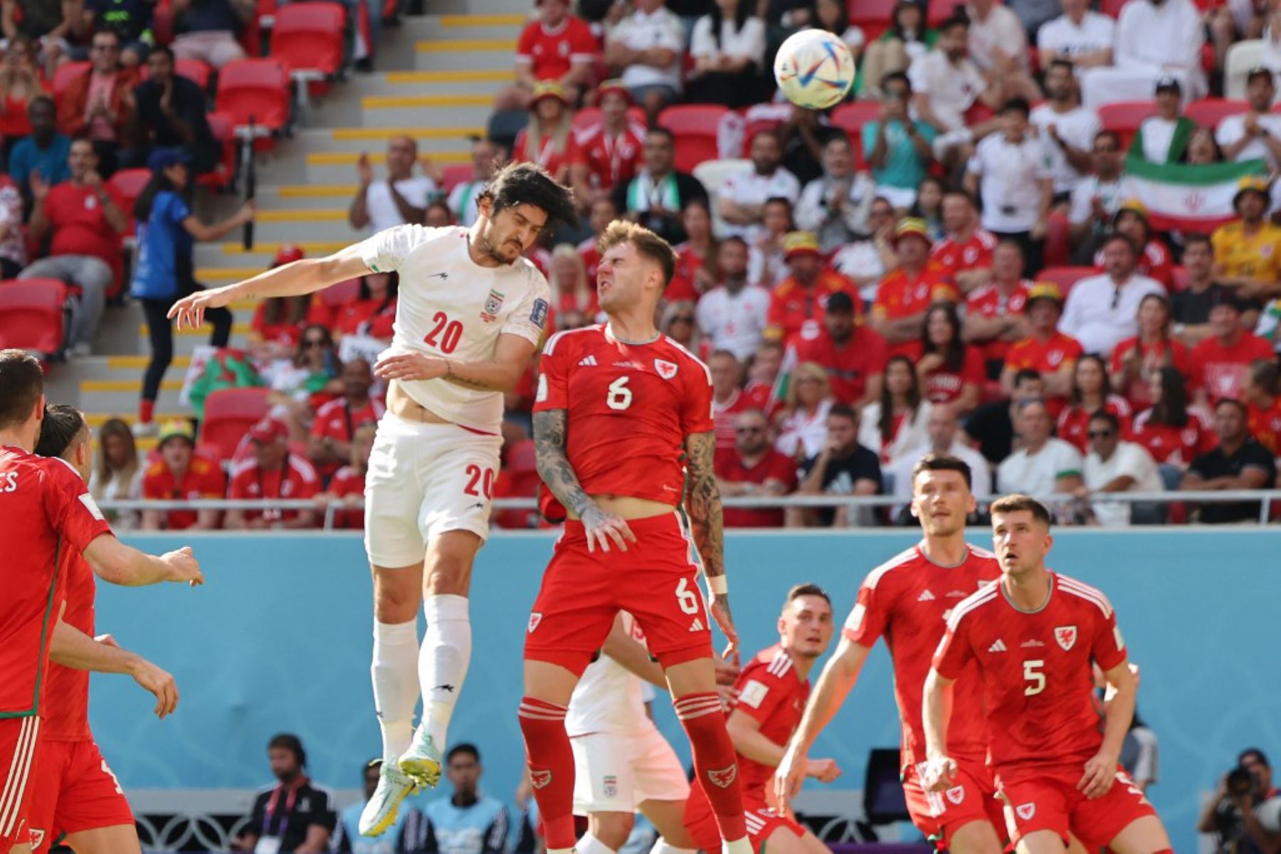 El delantero iraní Sardar Azmoun cabecea el balón mientras lucha por él con el defensor Joe Rodon de Gales durante el partido de fútbol del Grupo B de la Copa Mundial de Catar 2022. Foto: AFP