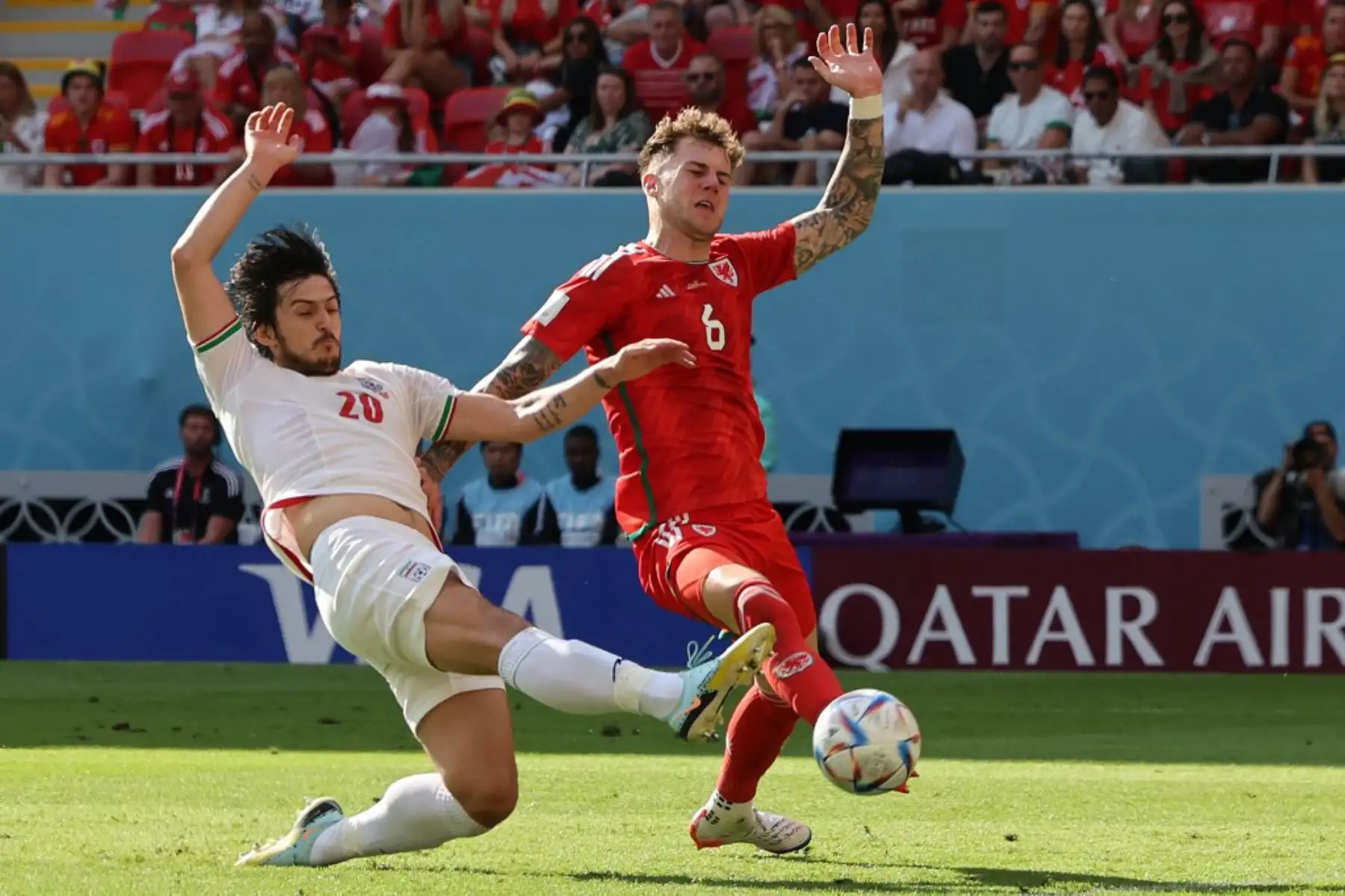 El delantero iraní Sardar Azmoun patea junto al defensa de Gales Joe Rodon durante el partido de fútbol del Grupo B de la Copa Mundial Catar 2022. Foto: AFP