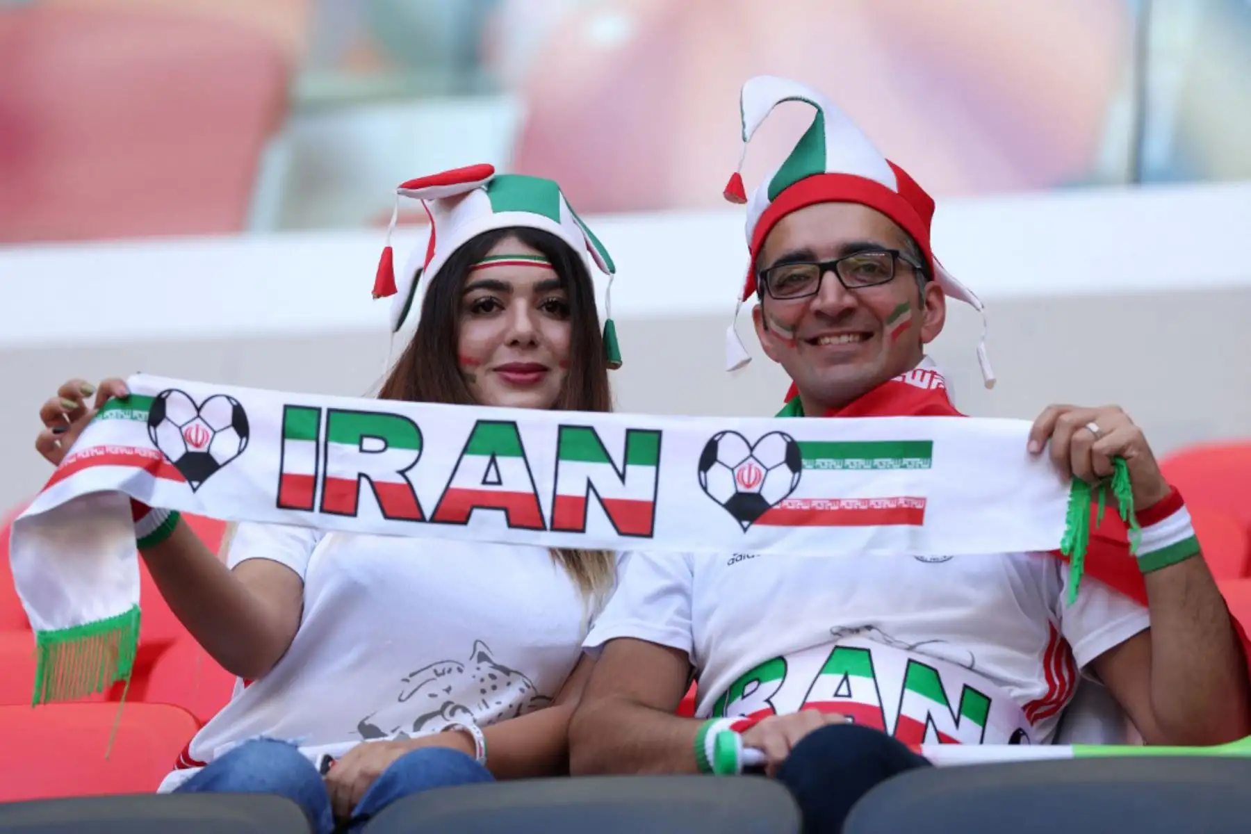 Hinchas de Irán asiste al partido de fútbol del Grupo B de la Copa Mundial de Catar 2022 entre Gales e Irán en el estadio Ahmad Bin Ali en Al-Rayyan, al oeste de Doha. Foto: AFP