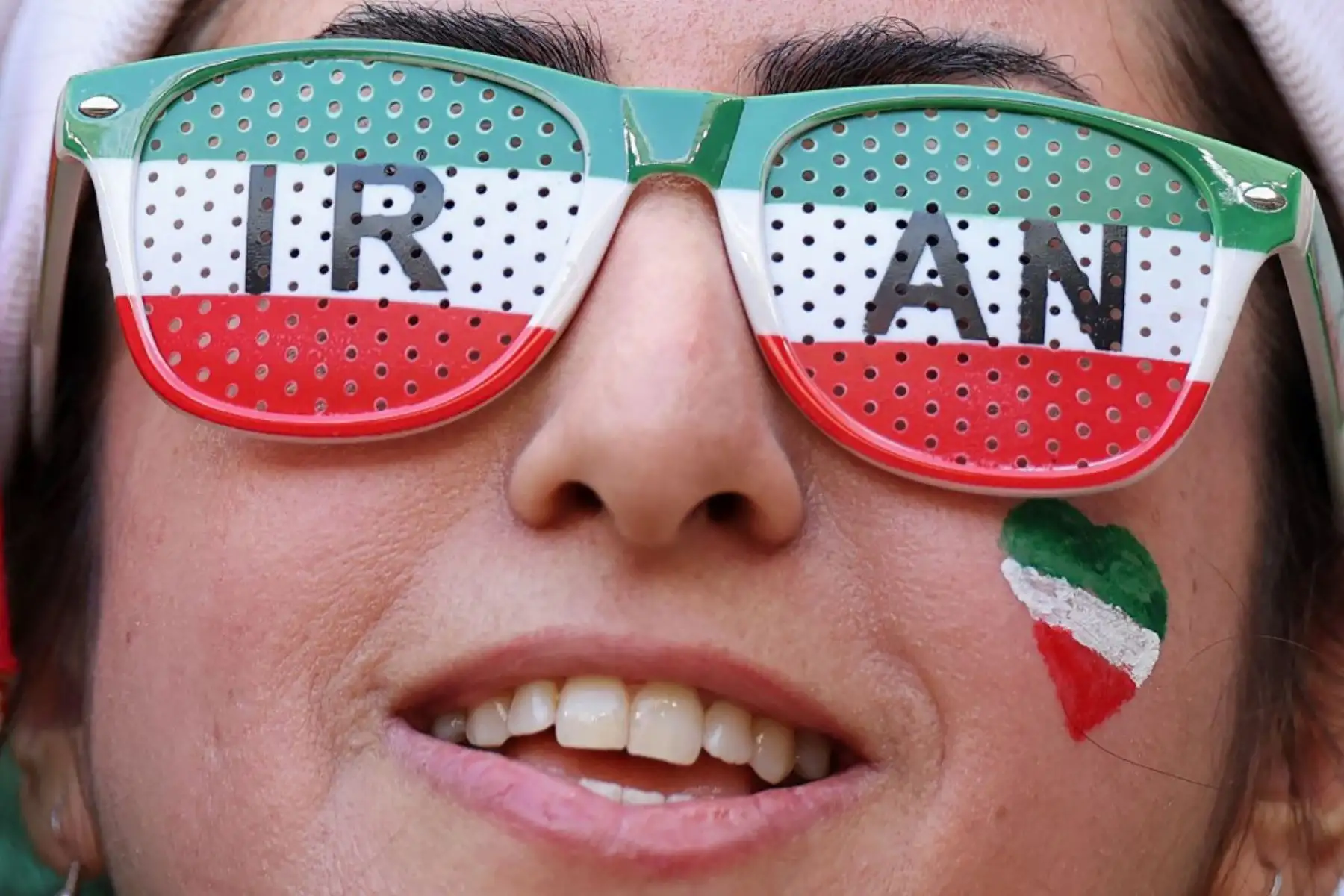 Hinchas de Irán asiste al partido de fútbol del Grupo B de la Copa Mundial de Catar 2022 entre Gales e Irán en el estadio Ahmad Bin Ali en Al-Rayyan, al oeste de Doha. Foto: AFP