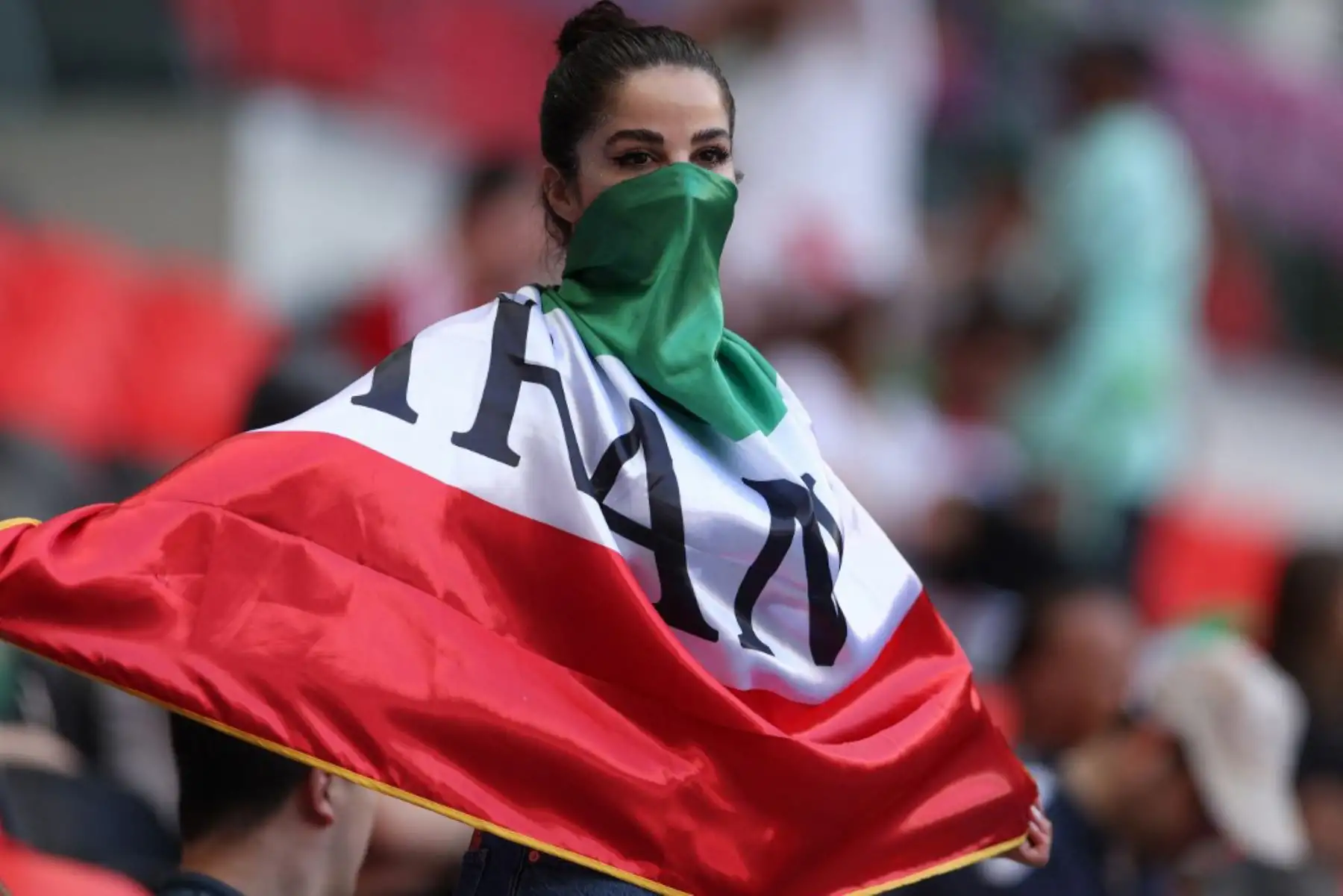 Hinchas de Irán asiste al partido de fútbol del Grupo B de la Copa Mundial de Catar 2022 entre Gales e Irán en el estadio Ahmad Bin Ali en Al-Rayyan, al oeste de Doha. Foto: AFP