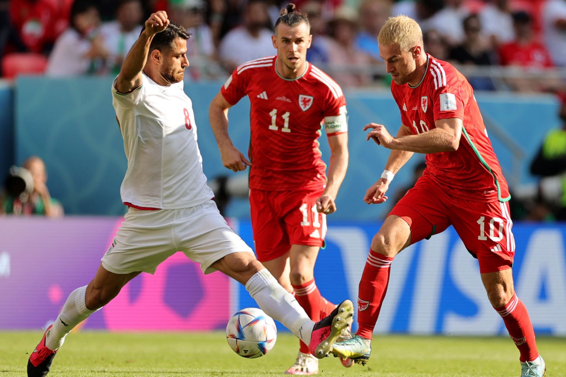 Aaron Ramsey y Gareth Bale de Gales en acción contra Morteza Pouraliganji de Irán durante el partido de fútbol del grupo B de la Copa Mundial de la FIFA 2022. Foto: EFE