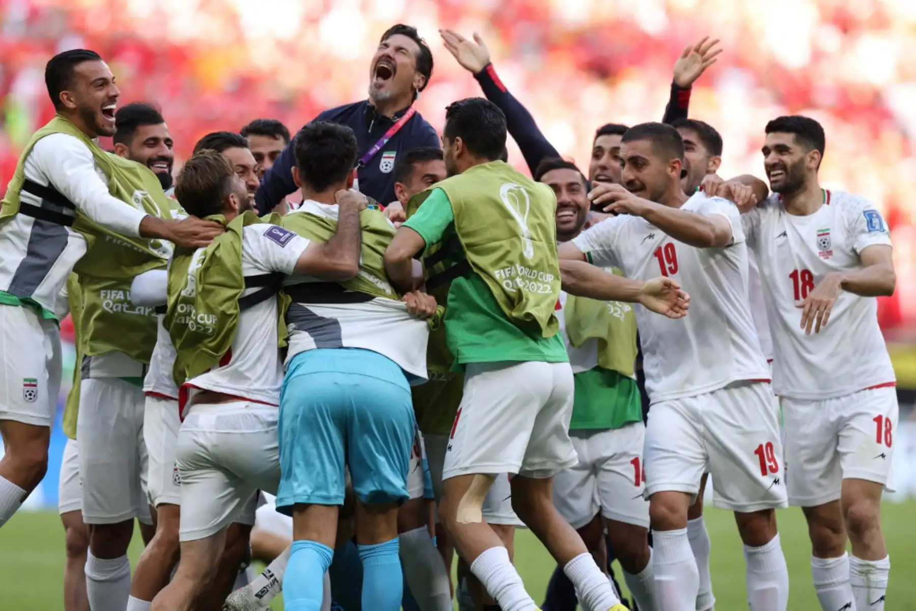 El defensor iraní Roozbeh Cheshmi celebra marcar el  gol de su equipo durante el partido de fútbol del Grupo B de la Copa Mundial Catar 2022. Foto: EFE