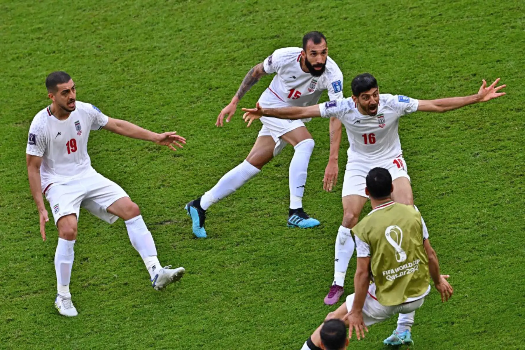 El defensor iraní Roozbeh Cheshmi celebra marcar el  gol de su equipo durante el partido de fútbol del Grupo B de la Copa Mundial Catar 2022. Foto:AFP