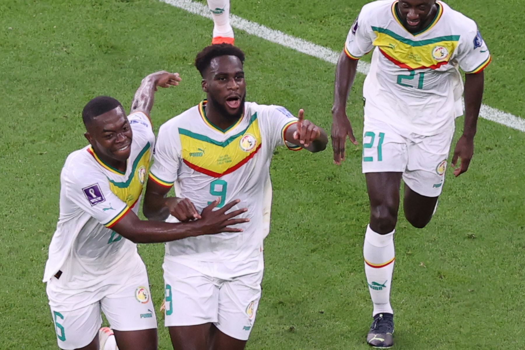 Boulaye Dia de Senegal, celebra marcar el 1-0 con sus compañeros durante el partido de fútbol del grupo A de la Copa Mundial de la FIFA 2022 entre Catar y Senegal en el estadio Al Thumama de Doha, Catar. Foto: EFE