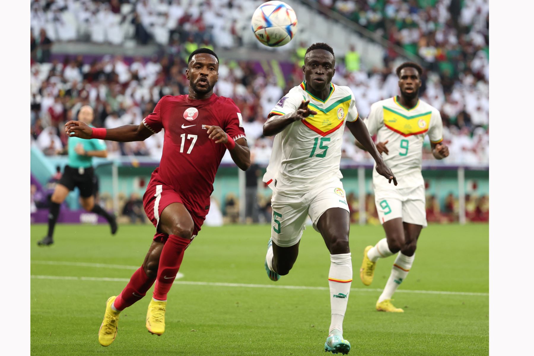 Ismail Mohamad de Catar en acción contra Krepin Diatta de Senegal durante el partido de fútbol del grupo A de la Copa Mundial de la FIFA 2022 entre Catar y Senegal en el Estadio Al Thumama en Doha, Catar. Foto: EFE