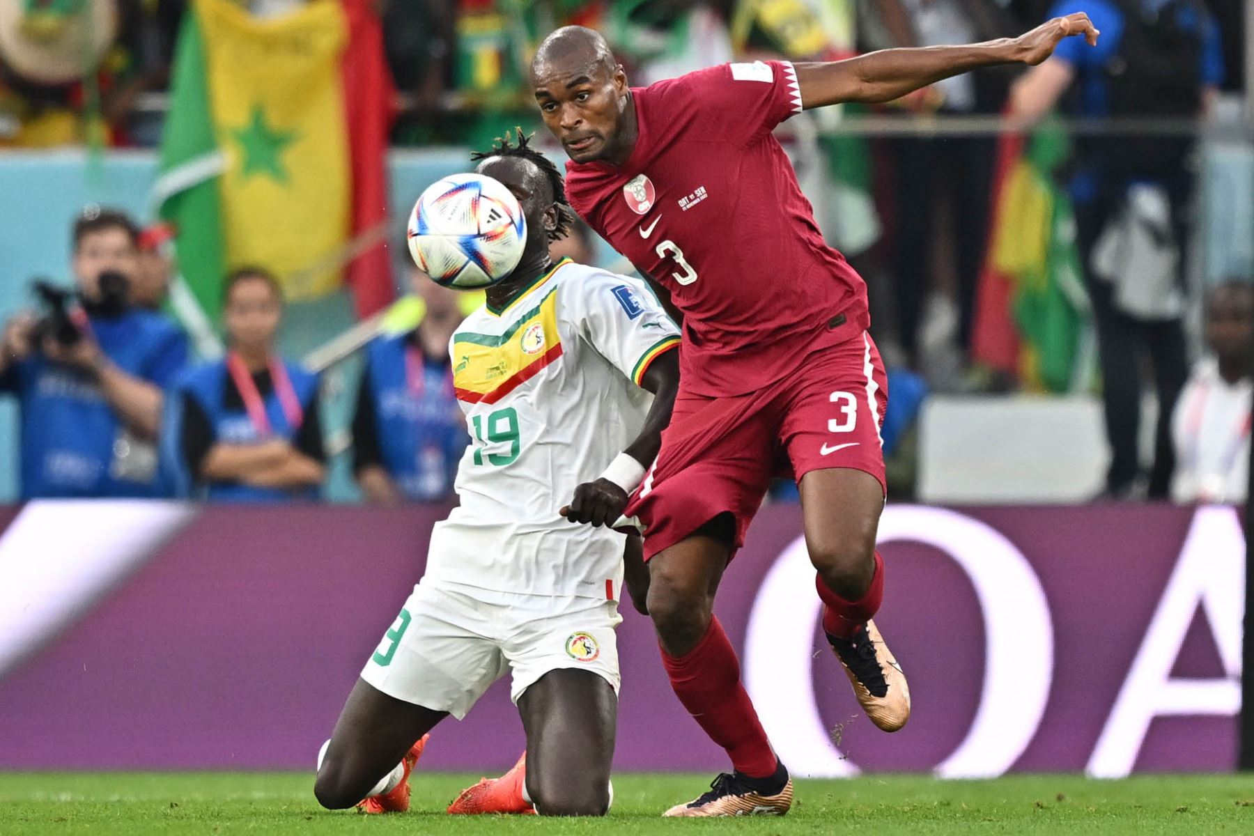Abdelkarim Hassan de Catar en acción contra Famara Diedhiou de Sengal durante el partido de fútbol del grupo A de la Copa Mundial de la FIFA 2022 entre Catar y Senegal en el Estadio Al Thumama en Doha, Catar. Foto: EFE