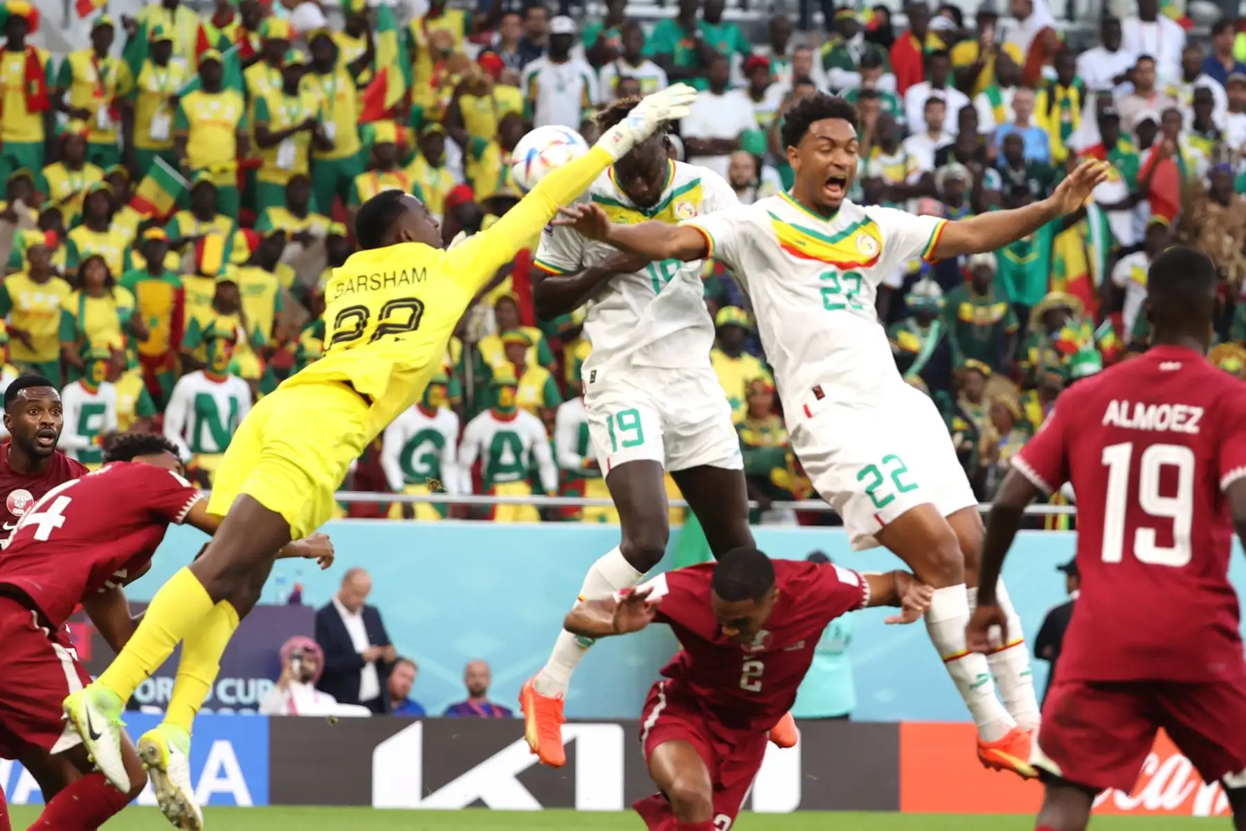 El portero Meshaal Barsham de Catar en acción durante el partido de fútbol del grupo A de la Copa Mundial de la FIFA 2022 entre Catar y Senegal en el estadio Al Thumama de Doha, Catar. Foto: EFE