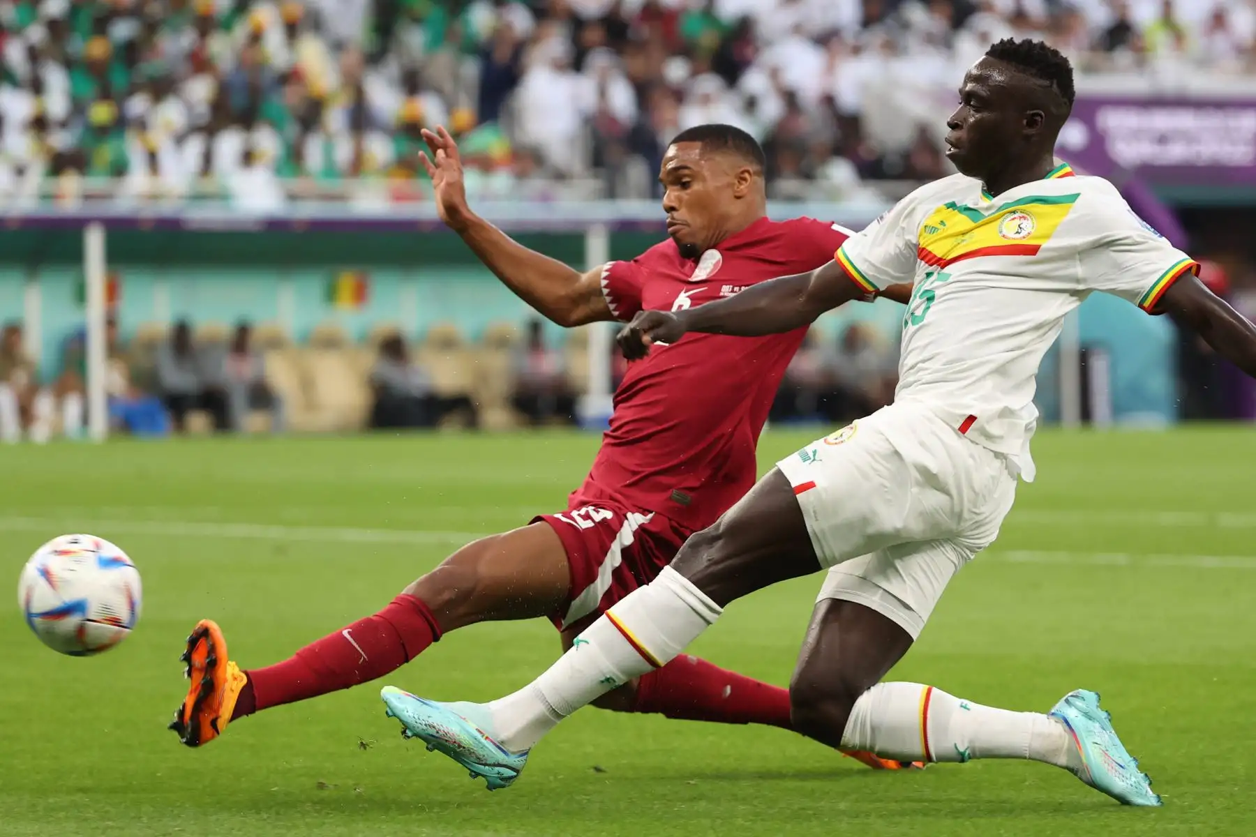 Pedro Miguel de Catar en acción contra Krepin Diatta de Senegal durante el partido de fútbol del grupo A de la Copa Mundial de la FIFA 2022 entre Catar y Senegal en el Estadio Al Thumama en Doha, Catar. Foto: EFE