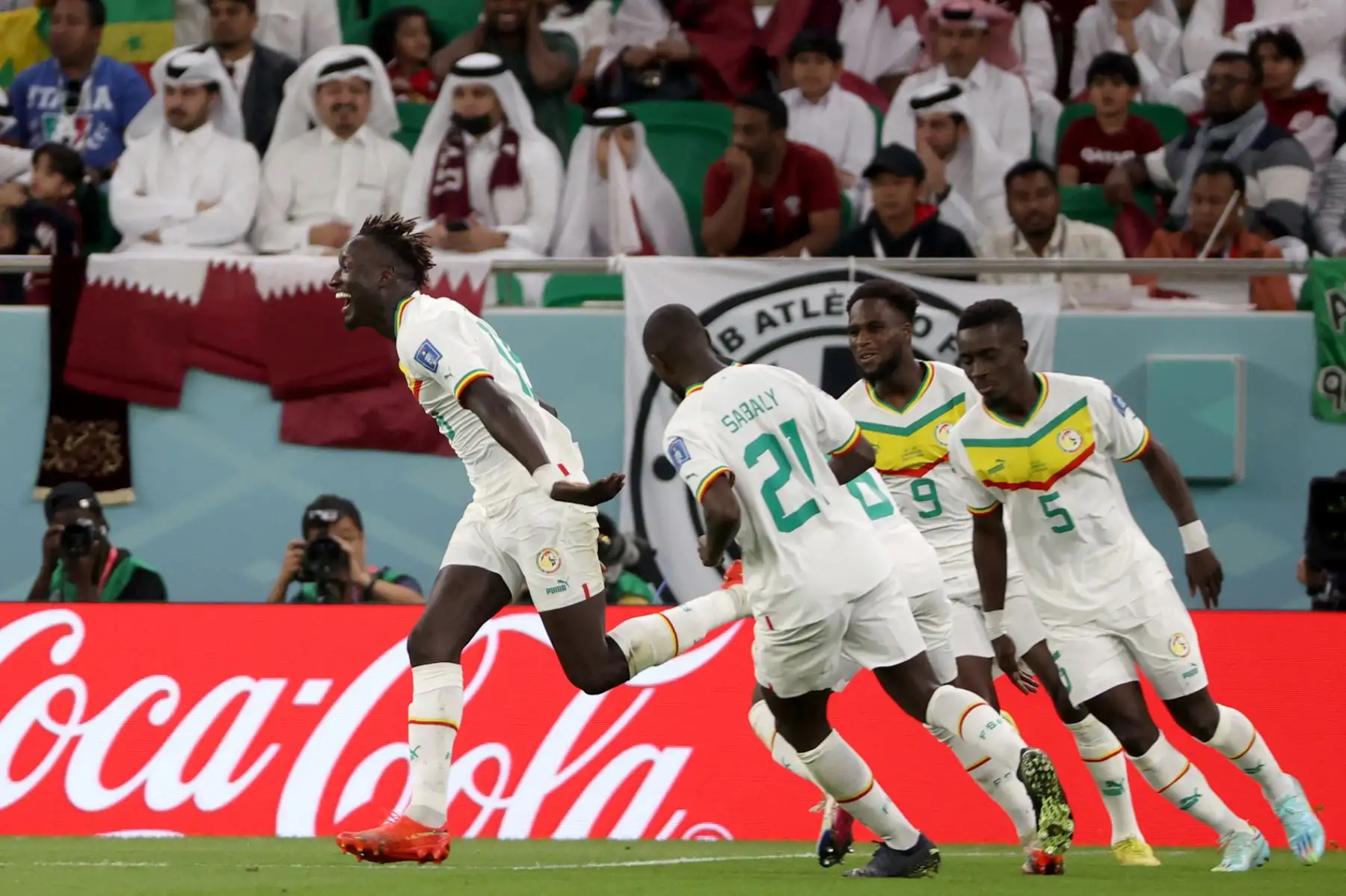 Famara Diedhiou de Senegal, celebra anotar su gol durante el partido de fútbol del grupo A de la Copa Mundial de la FIFA 2022 entre Catar y Senegal en el estadio Al Thumama en Doha, Catar. Foto: EFE