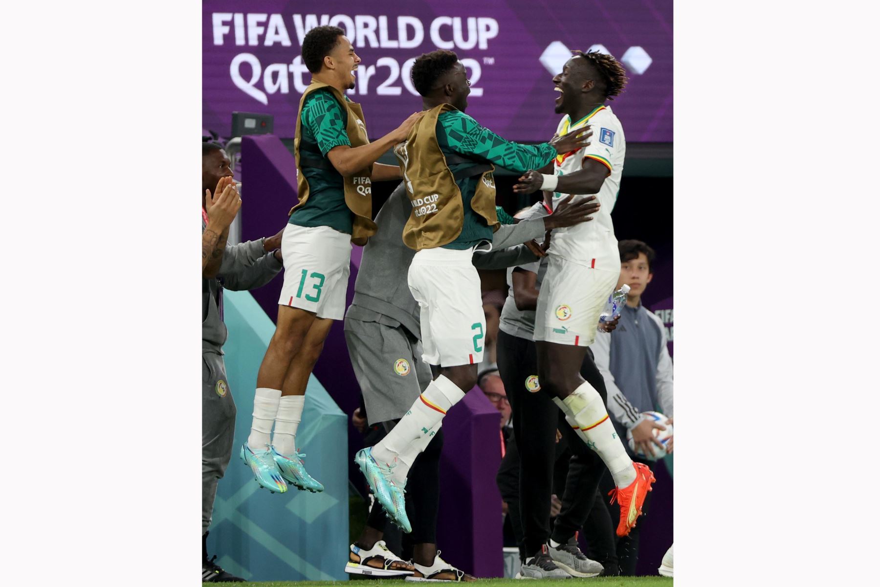 Famara Diedhiou de Senegal, celebra anotar su gol durante el partido de fútbol del grupo A de la Copa Mundial de la FIFA 2022 entre Catar y Senegal en el estadio Al Thumama en Doha, Catar. Foto: EFE