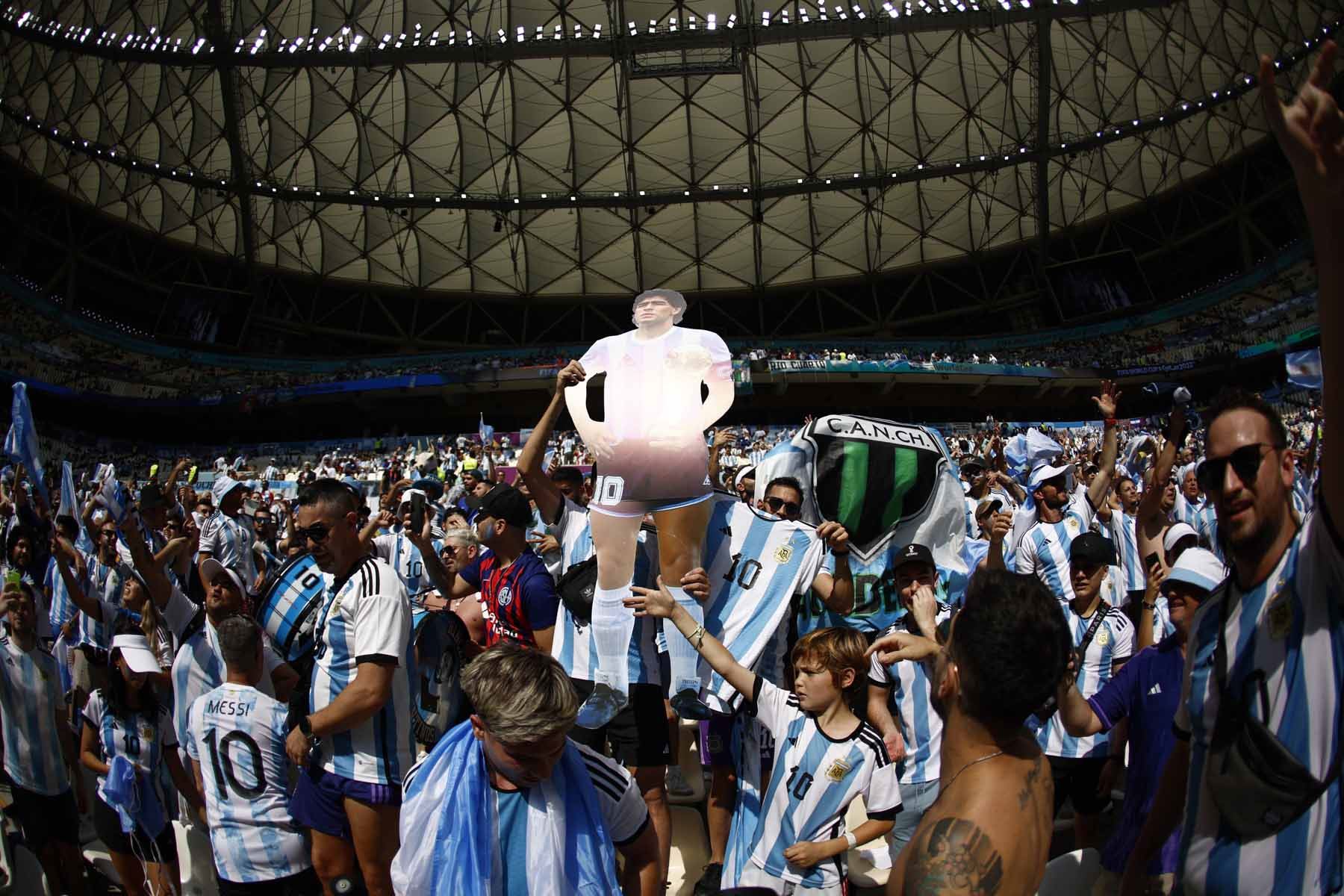 Hinchas de Argentina sostienen una imagen de Diego Armando Maradona. Foto: EFE