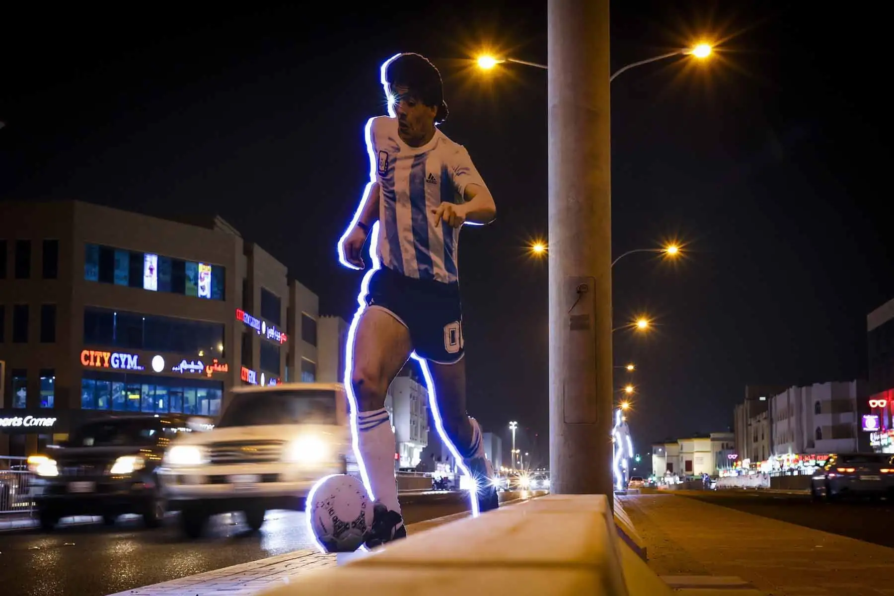 Un enorme stand-up que representa al argentino Diego Armando Maradona en una calle de Al Wakra, Doha, Catar. Foto: EFE