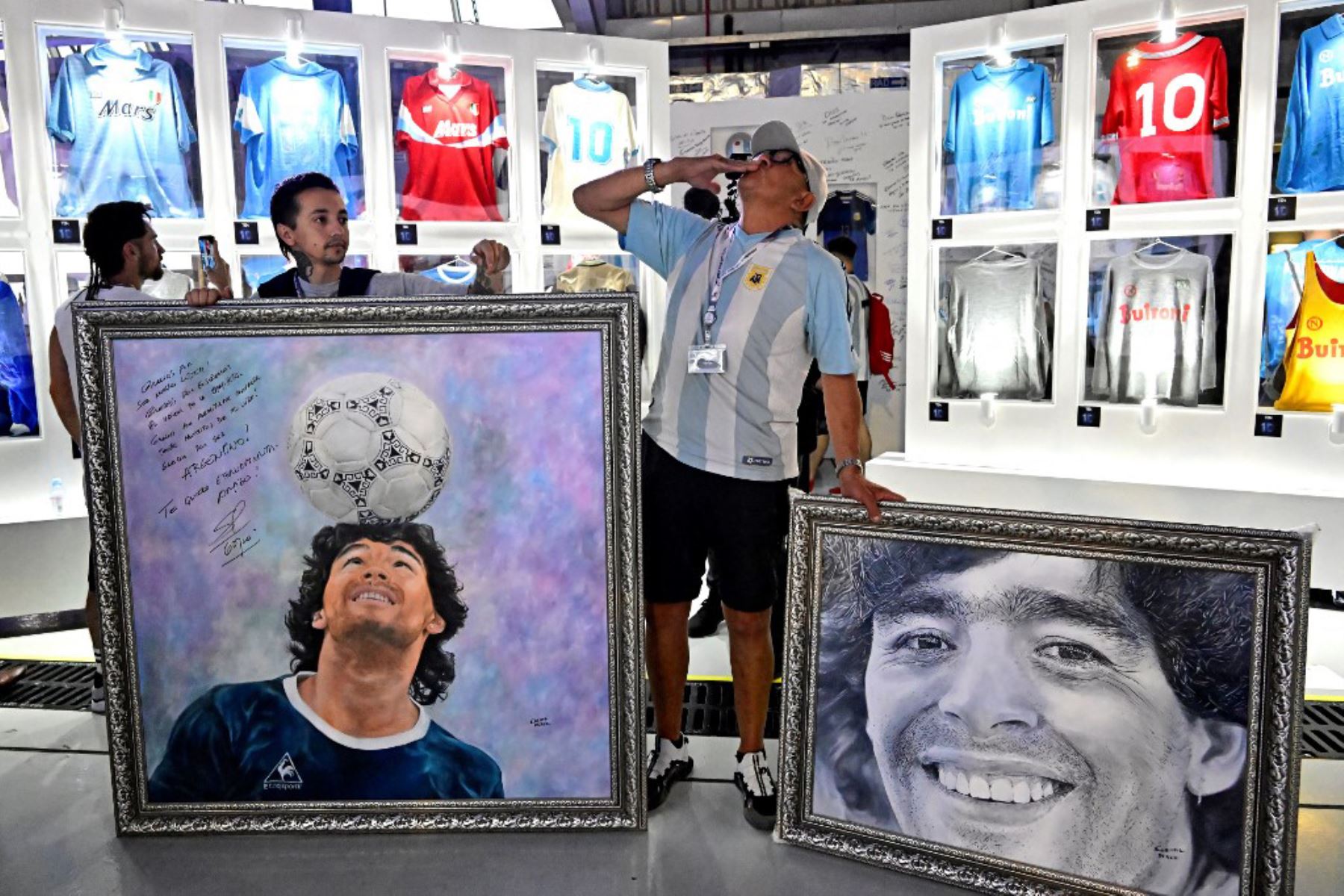Fanáticos del argentino Diego Maradona, rinden homenaje en el segundo aniversario de la muerte de Maradona en una fan zone dedicada al argentino en el aeropuerto internacional de Doha. Foto: AFP