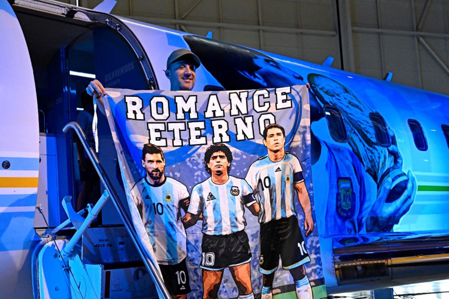 Fanáticos del argentino Diego Maradona, rinden homenaje en el segundo aniversario de la muerte de Maradona en una fan zone dedicada al argentino en el aeropuerto internacional de Doha. Foto: AFP