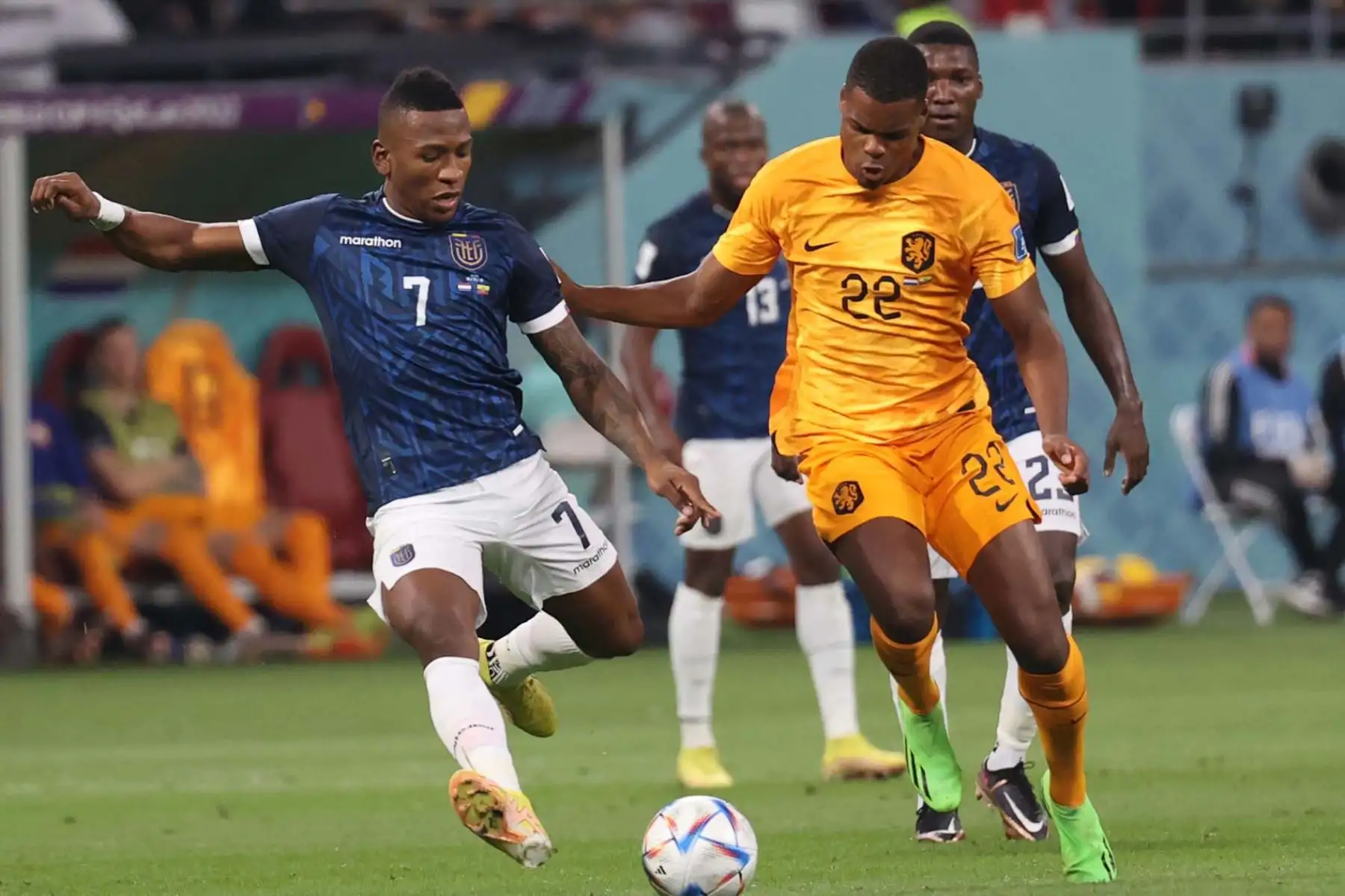 Denzel Dumfries de Países Bajos disputa un balón con Estupinan Pervis de Ecuador, en un partido de la fase de grupos del Mundial de Fútbol Catar. Foto: EFE