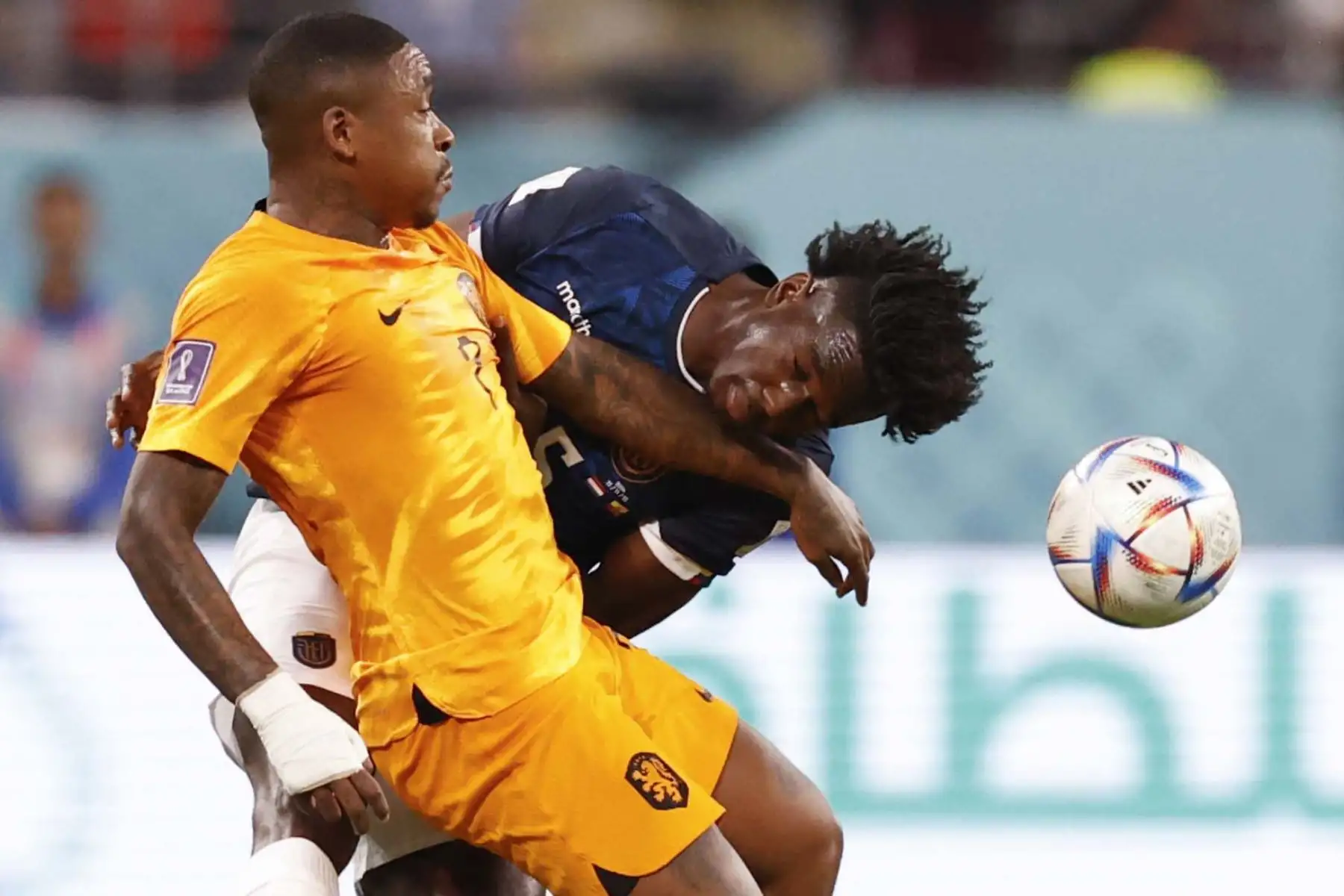 Steven Bergwijn de Países Bajos disputa un balón con Jackson Porozo de Ecuador, en un partido de la fase de grupos del Mundial de Fútbol Catar 2022. Foto: EFE