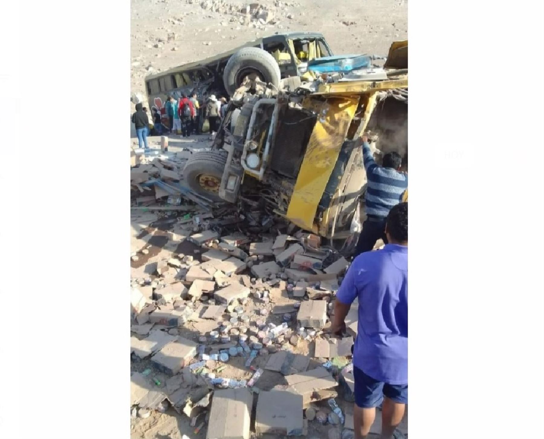 Un choque frontal entre ómnibus interprovincial de la empresa Flores y camión deja un muerto y 22 heridos, en Arequipa. Foto: cortesía: Noticias del Gran Sur/Facebook