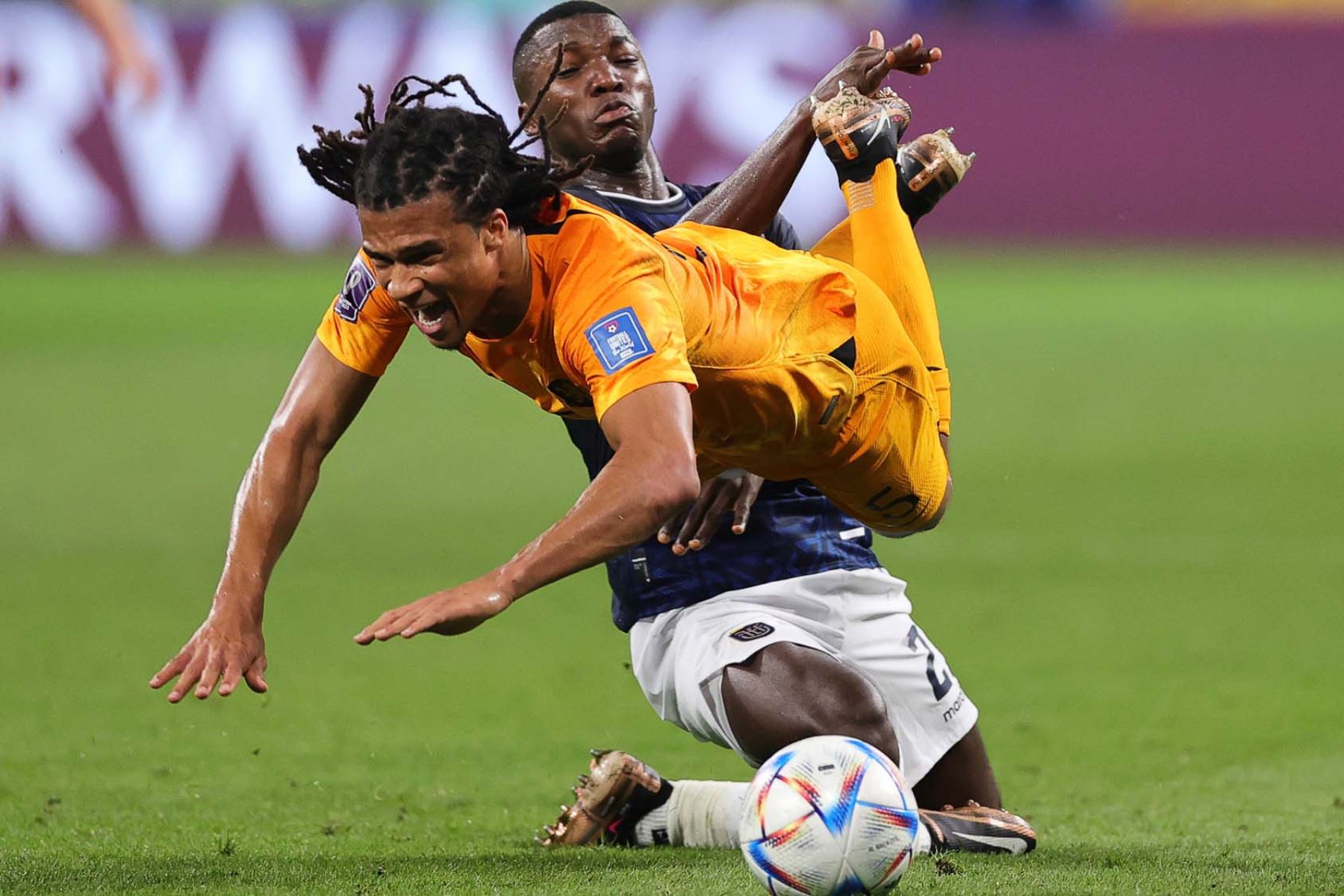Nathan Ake de Países Bajos disputa un balón con Moisés Caicedo de Ecuador, en un partido de la fase de grupos del Mundial de Fútbol Qatar 2022. Foto: EFE