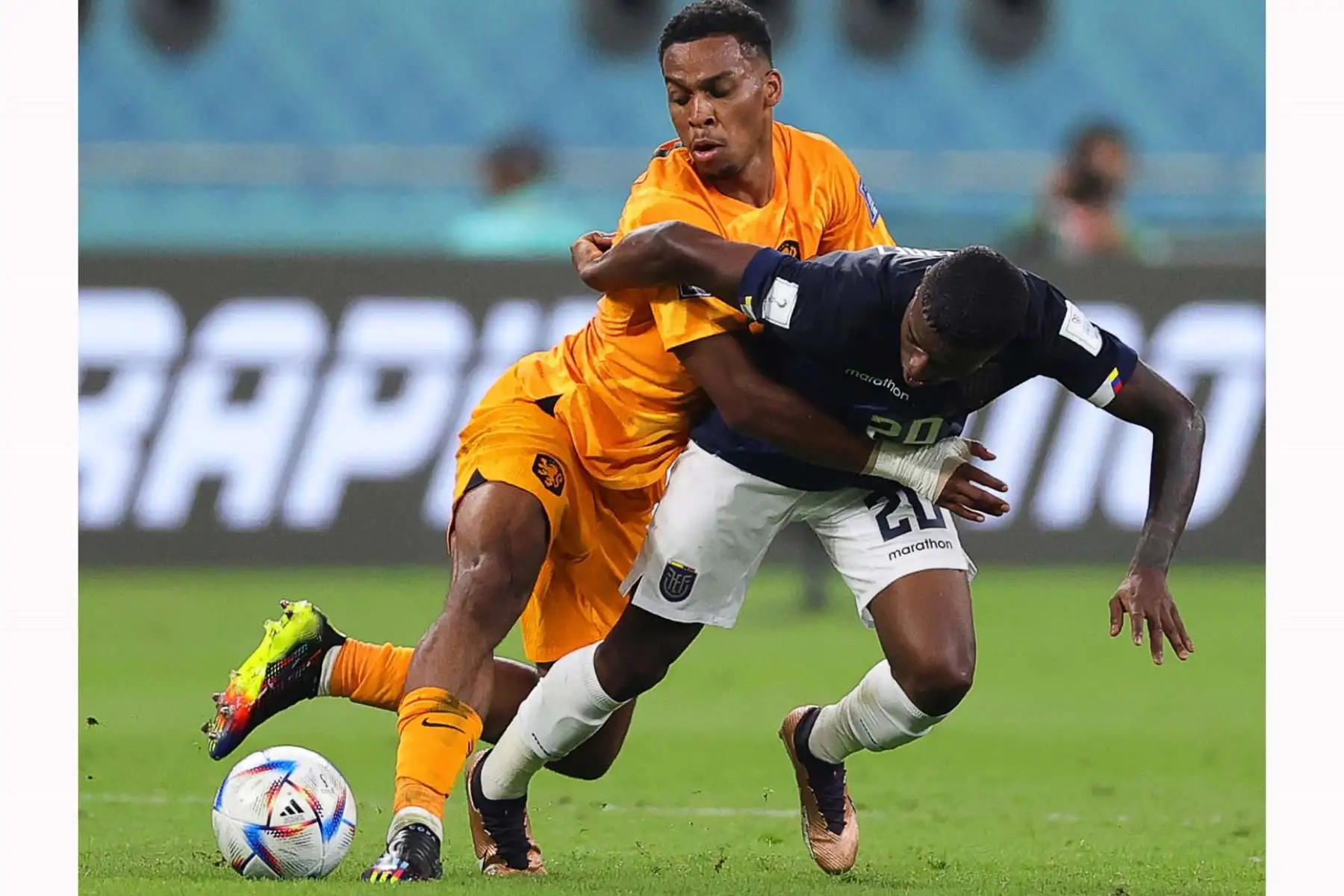 Jurrien Timber de Países Bajos disputa un balón con Jhegson Sebastian Mendez  de Ecuador, en un partido de la fase de grupos del Mundial de Fútbol Catar 2022. Foto: EFE