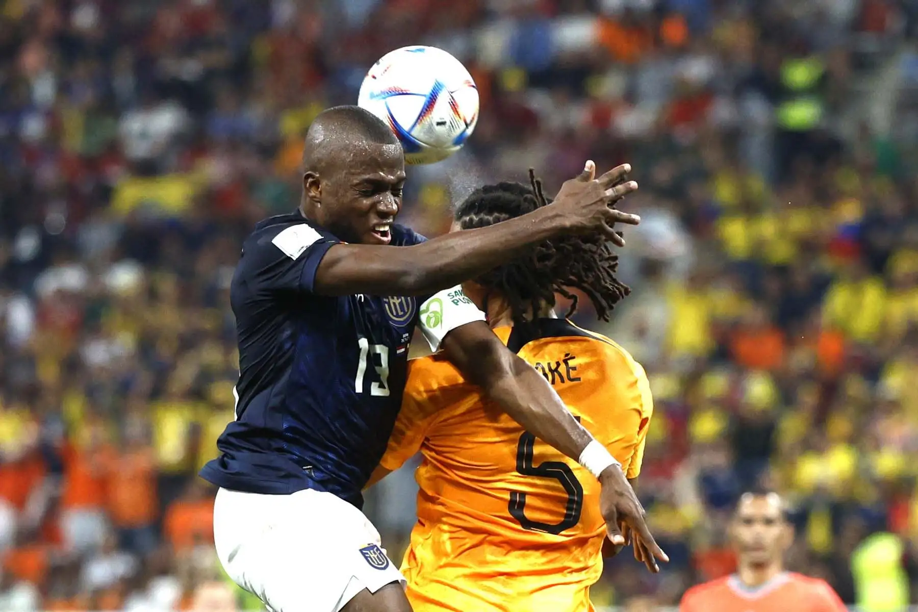 José Cifuentes de Países Bajos disputa un balón con Énner Valencia de Ecuador, en un partido de la fase de grupos del Mundial de Fútbol Qatar 2022. Foto: EFE