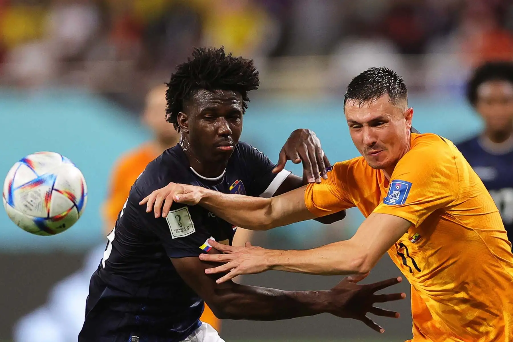 Steven Berghuis de Países Bajos disputa un balón con Jackson Porozo de Ecuador, en un partido de la fase de grupos del Mundial de Fútbol Catar 2022. Foto: EFE