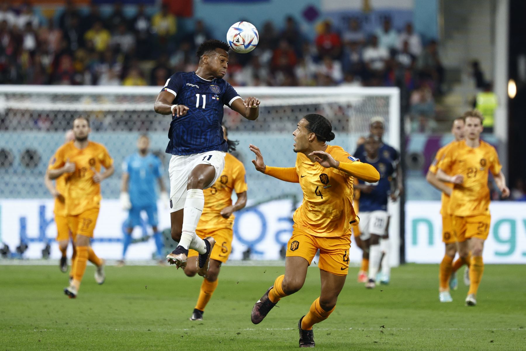 Virgil Van Dijk de Países Bajos disputa un balón con Michael Estrada de Ecuador, en un partido de la fase de grupos del Mundial de Fútbol Qatar 2022. Foto: EFE