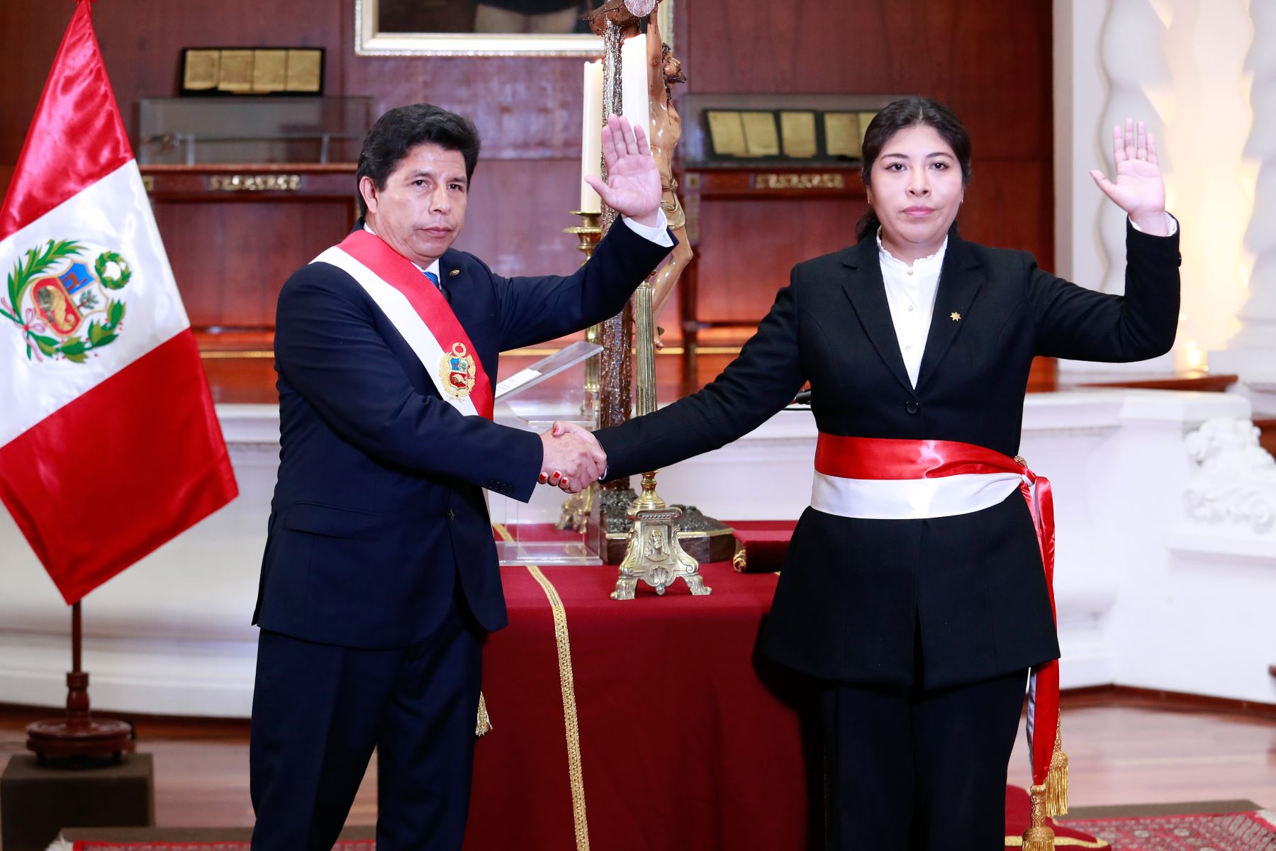 Jefe de Estado, Pedro Castillo Terrones, tomó juramento a la nueva presidenta del Consejo de Ministros, Betssy Chávez.  Foto: ANDINA/Prensa Presidencia