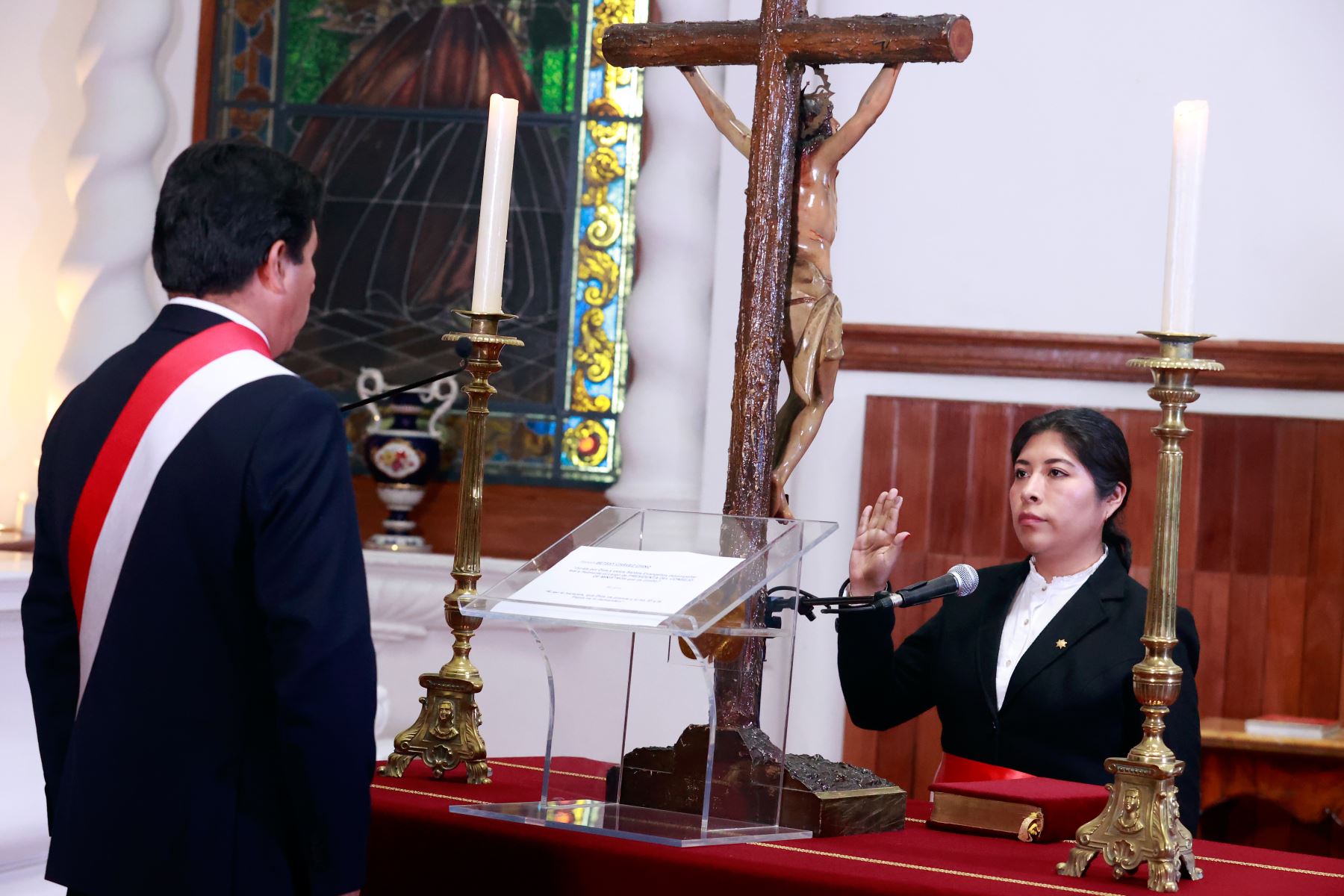 Jefe de Estado, Pedro Castillo Terrones, tomó juramento a la nueva presidenta del Consejo de Ministros, Betssy Chávez.  Foto: ANDINA/Prensa Presidencia