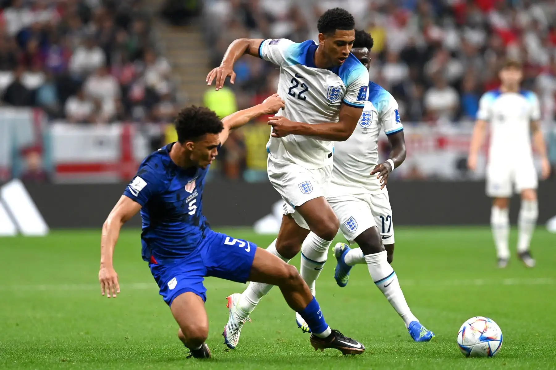 Jude Bellingham de Inglaterra en acción contra Antonee Robinson de los EE. UU. Durante el partido de fútbol del grupo B de la Copa Mundial de la FIFA 2022 entre Inglaterra y los EE. UU. En el estadio Al Bayt en Al Khor, Catar, el 25 de noviembre de 2022. (Mundial de Fútbol, Estados Unidos. Foto: EFE