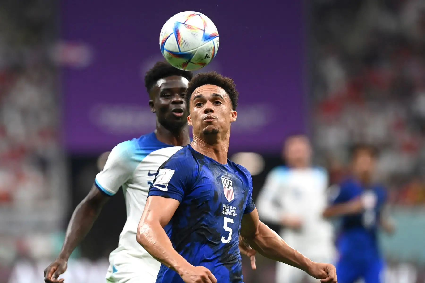 Antonee Robinson de EE. UU. en acción contra Bukayo Saka de Inglaterra durante el partido de fútbol del grupo B de la Copa Mundial de la FIFA 2022 entre Inglaterra y EE. UU. en el estadio Al Bayt en Al Khor, Catar, el 25 de noviembre de 2022. Foto: EFE