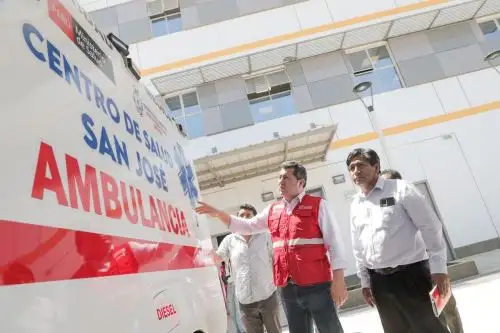 Director ejecutivo de la ARCC, Robert López, inspecciona los avances en un centro de salud en Lambayeque. Foto: ARCC/Difusión.