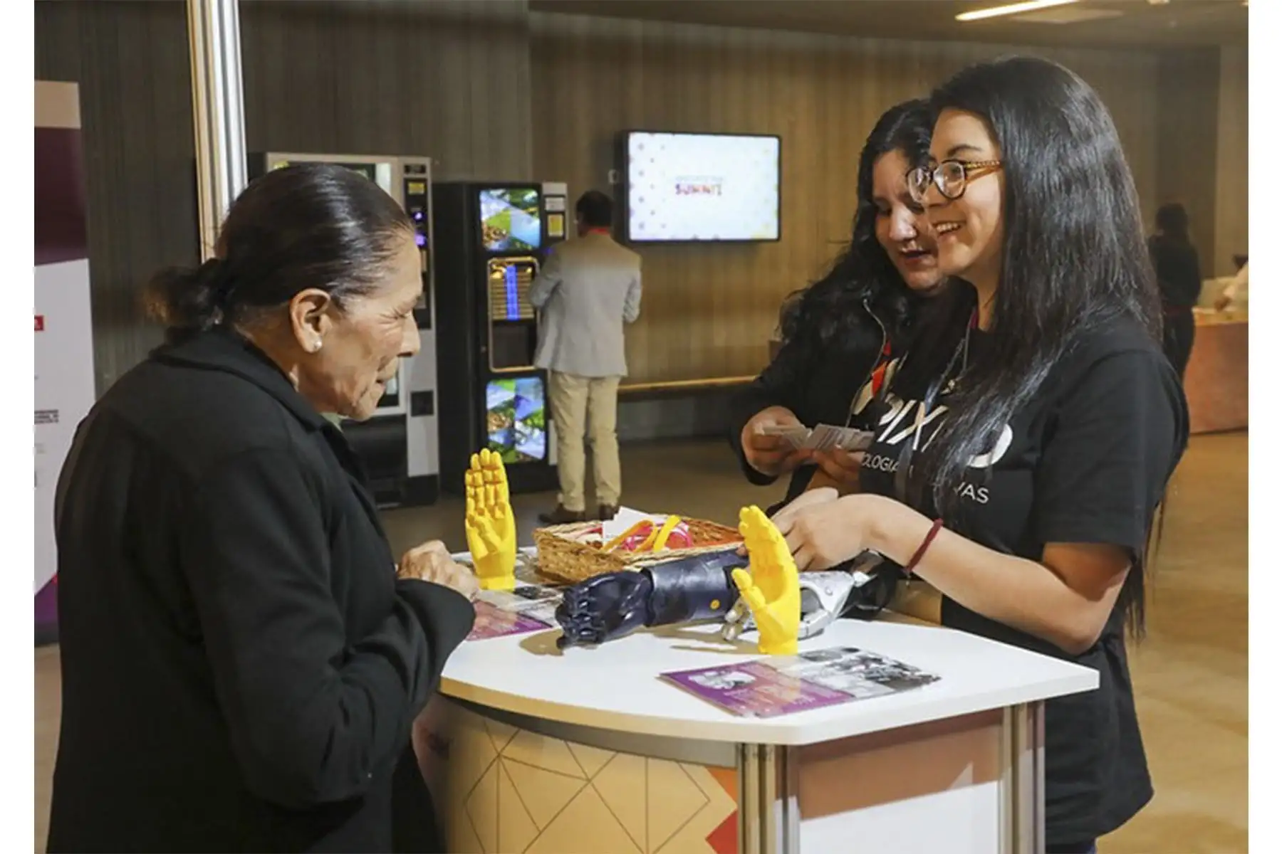 Gender Lab” y “Aequales”, dos proyectos innovadores cofinanciados por el programa ProInnóvate, del Ministerio de la Producción, enfocados en combatir diversas formas de violencia ejercidas sobre las mujeres en el ámbito del trabajo y evitarlas.