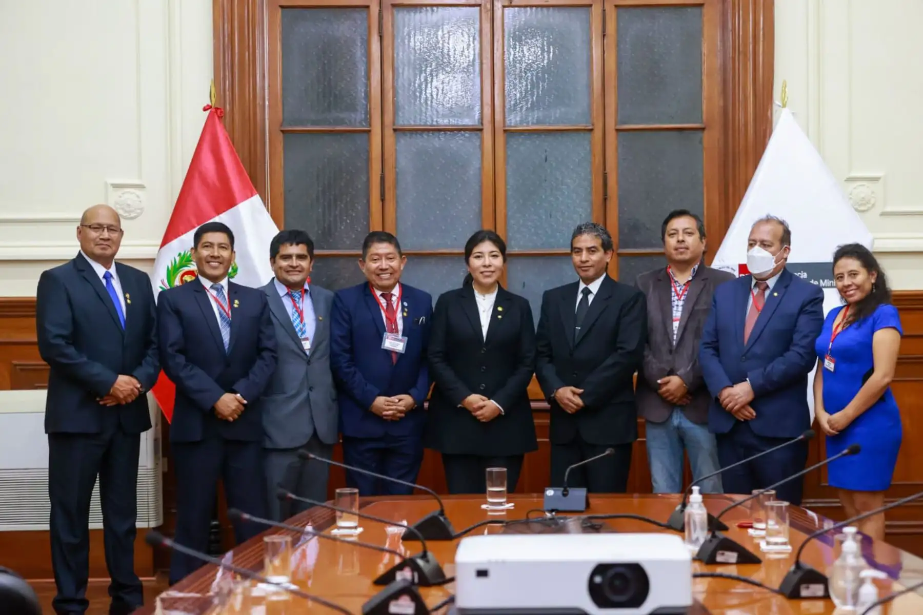 La titular de la PCM, Betssy Chávez, recibió está noche a representantes del Colegio de Abogados del Perú, quienes destacaron su designación e saludo de representantes. Foto: ANDINA/Difusión