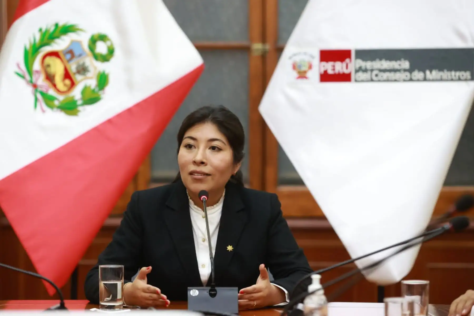 La titular de la PCM, Betssy Chávez, recibió está noche a representantes del Colegio de Abogados del Perú, quienes destacaron su designación e saludo de representantes. Foto: ANDINA/Difusión