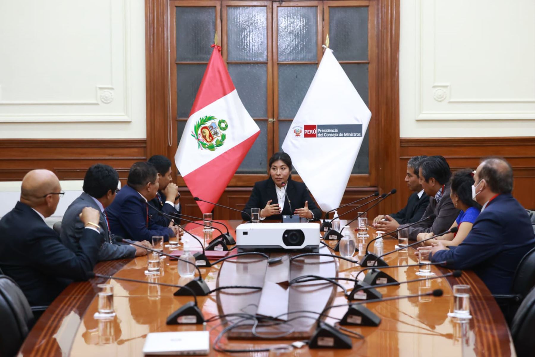 La titular de la PCM, Betssy Chávez, recibió está noche a representantes del Colegio de Abogados del Perú, quienes destacaron su designación e saludo de representantes. Foto: ANDINA/Difusión