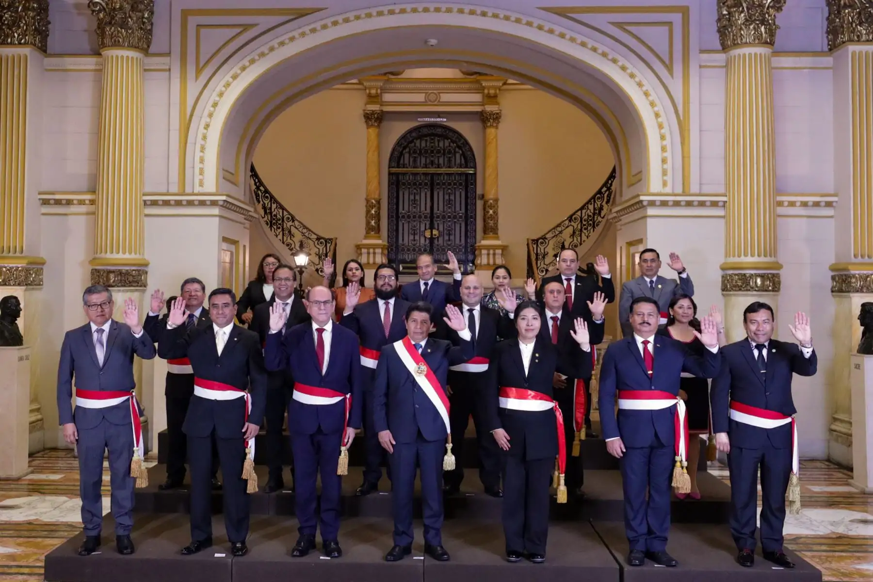 El presidente de la República, Pedro Castillo, tomó juramento a los integrantes del nuevo Gabinete Ministerial, que estará liderado por Betssy Chávez, durante una ceremonia que se realizó en Palacio de Gobierno. Foto: PCM